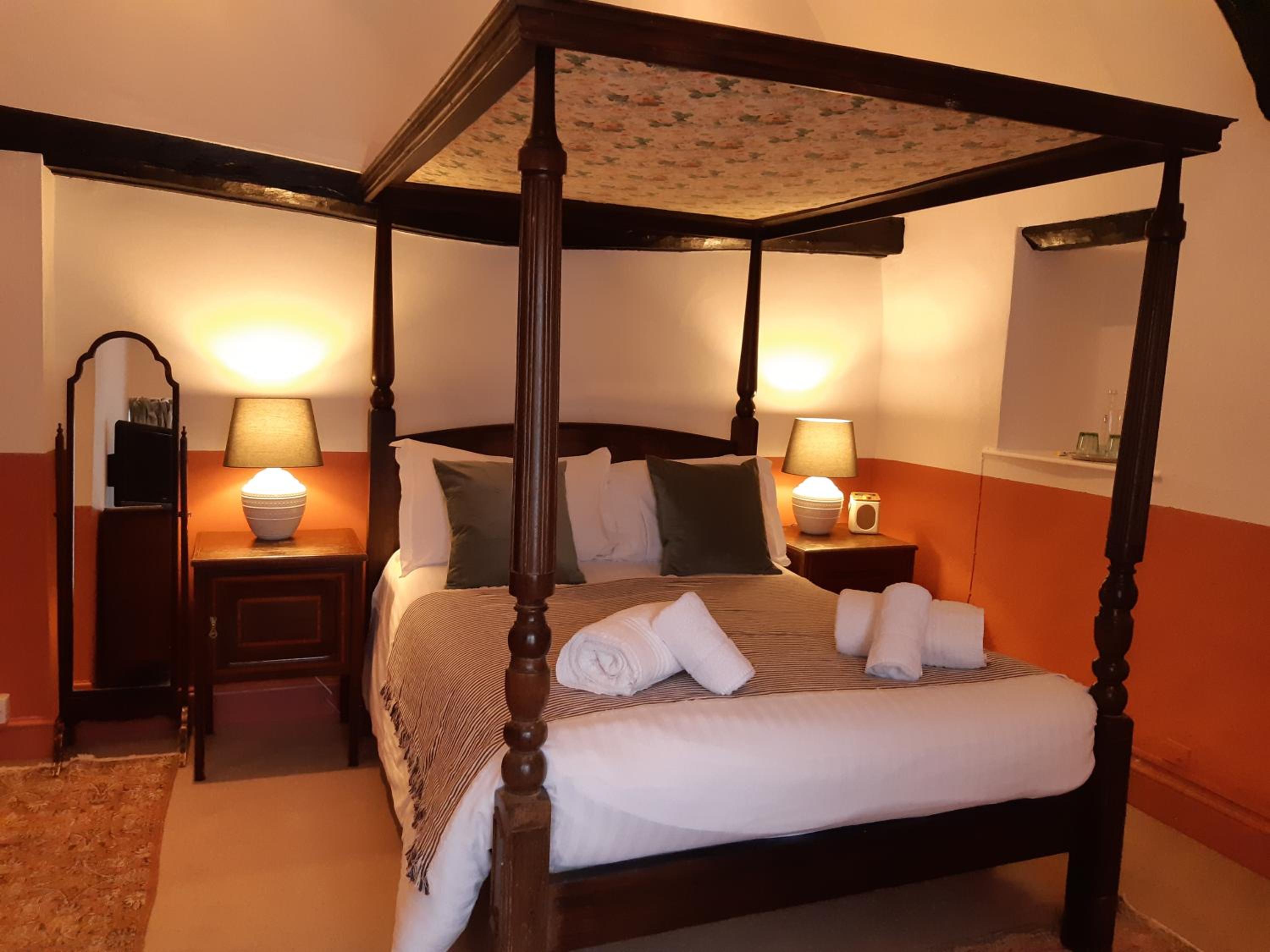 Double Room with Four Poster Bed - No Dogs - Photo 3