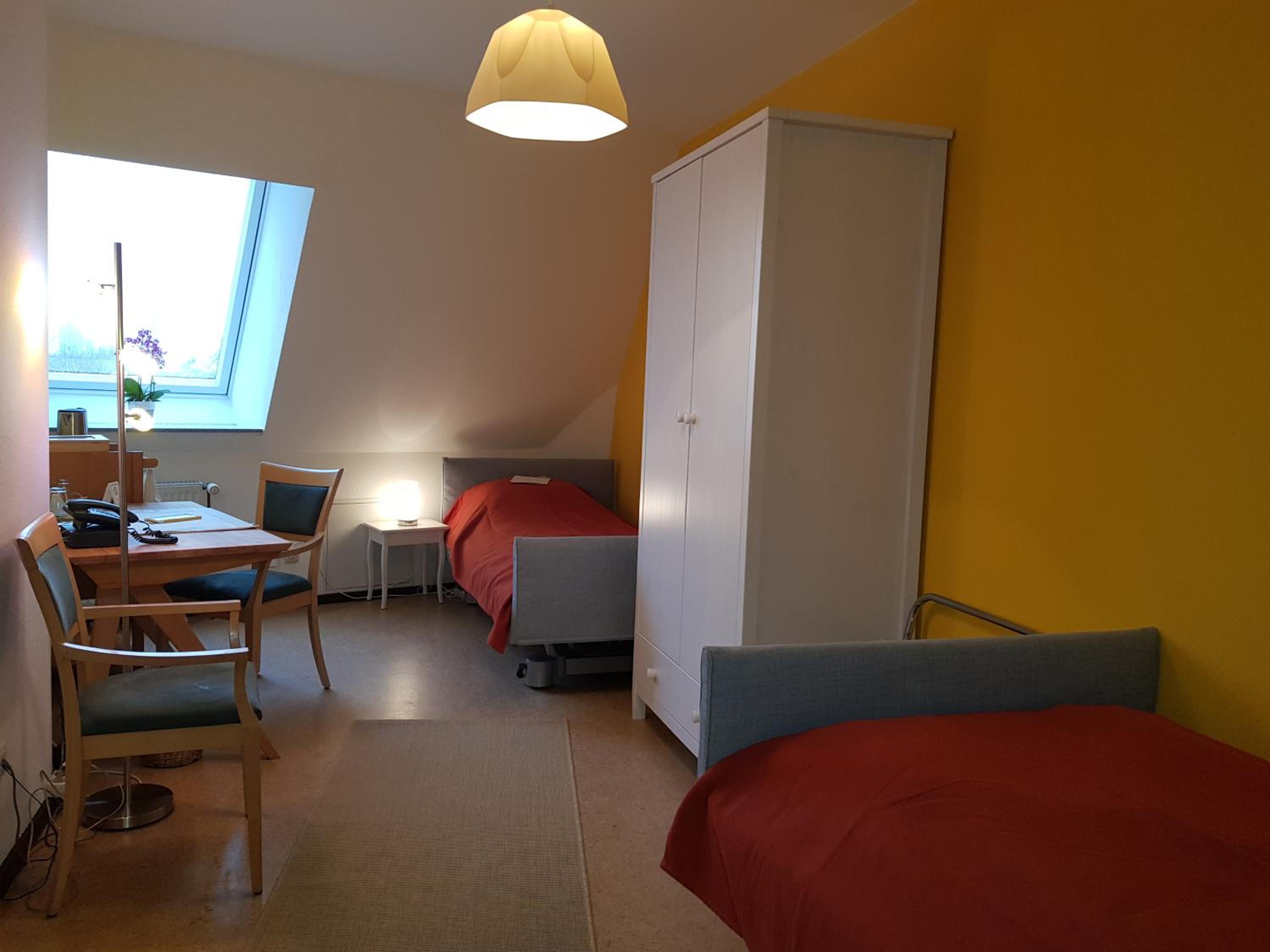Twin Room with Private Bathroom - Photo 3