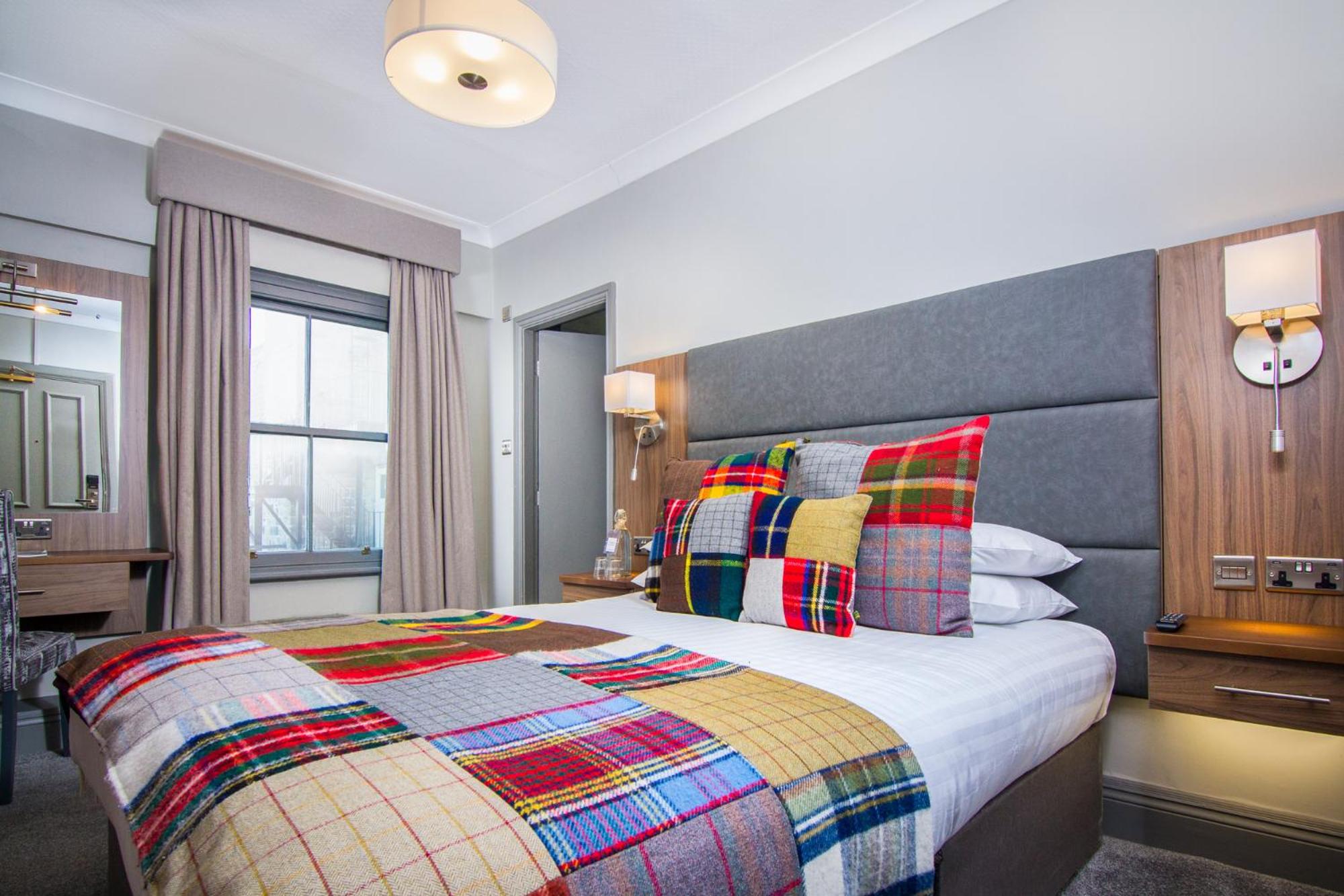 Small Double Room with Double Bed - Non-Smoking - Photo 1