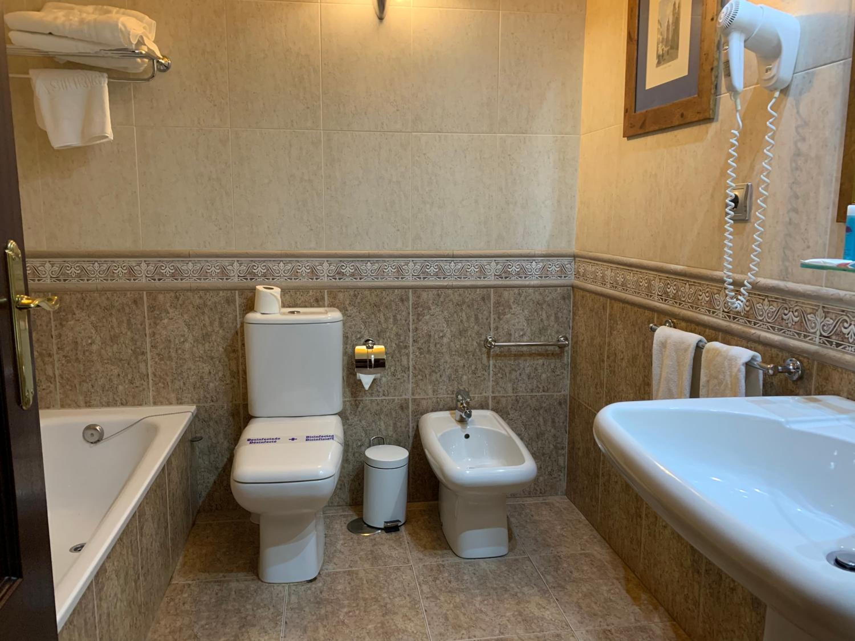 Double or Twin Room - Photo 3