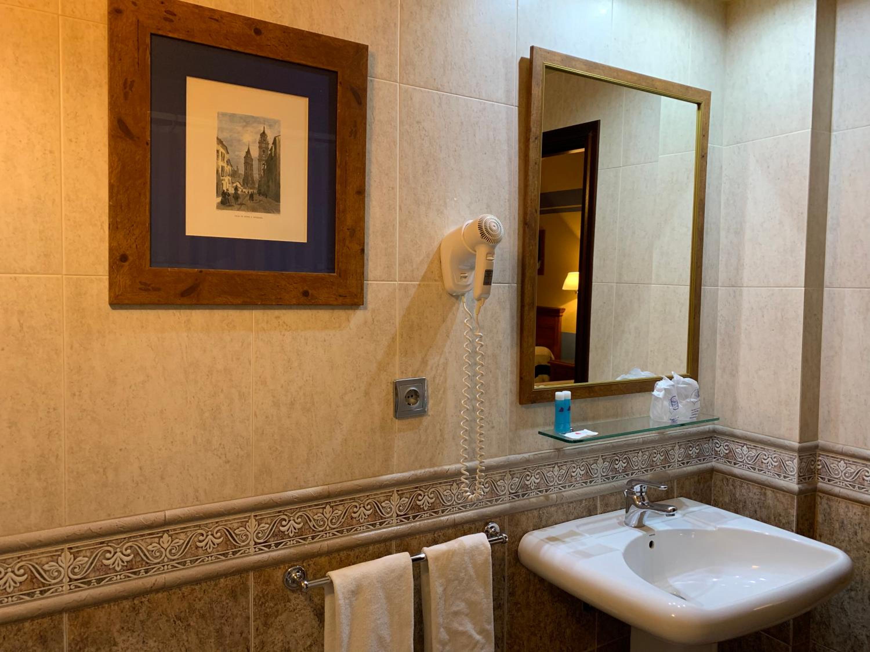 Double or Twin Room - Photo 7