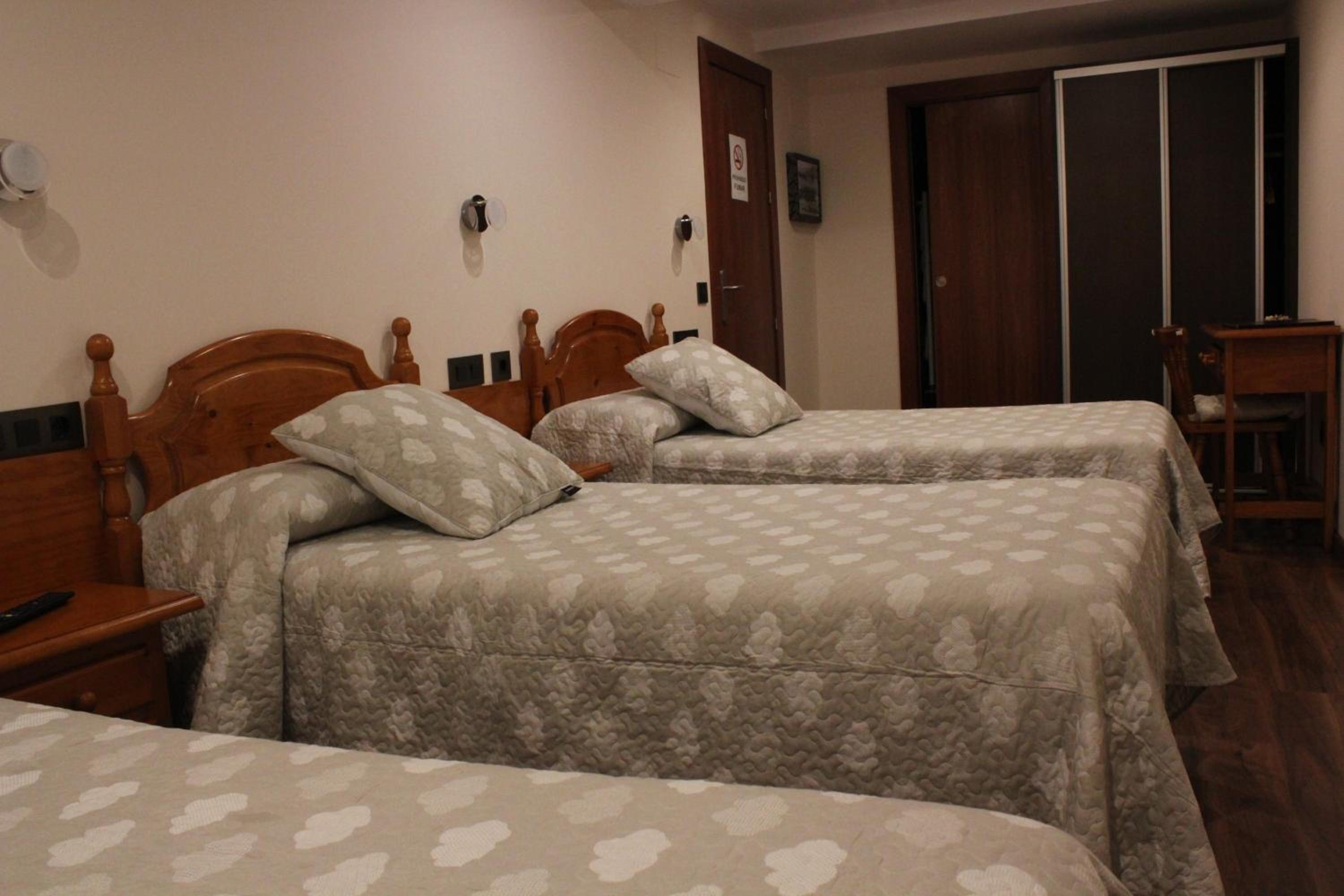 Triple Room with Private Bathroom - Photo 4