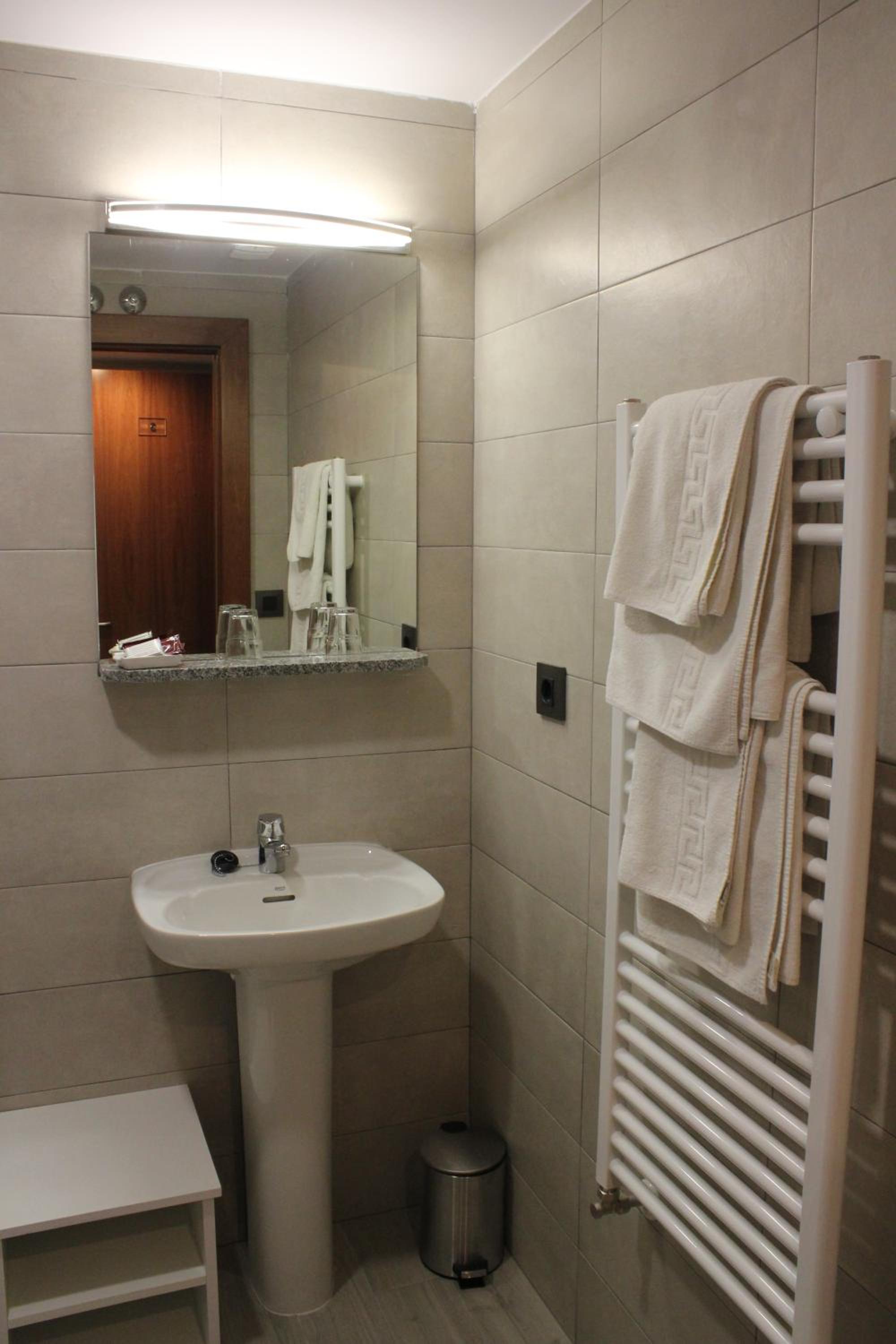 Triple Room with Private Bathroom - Photo 3