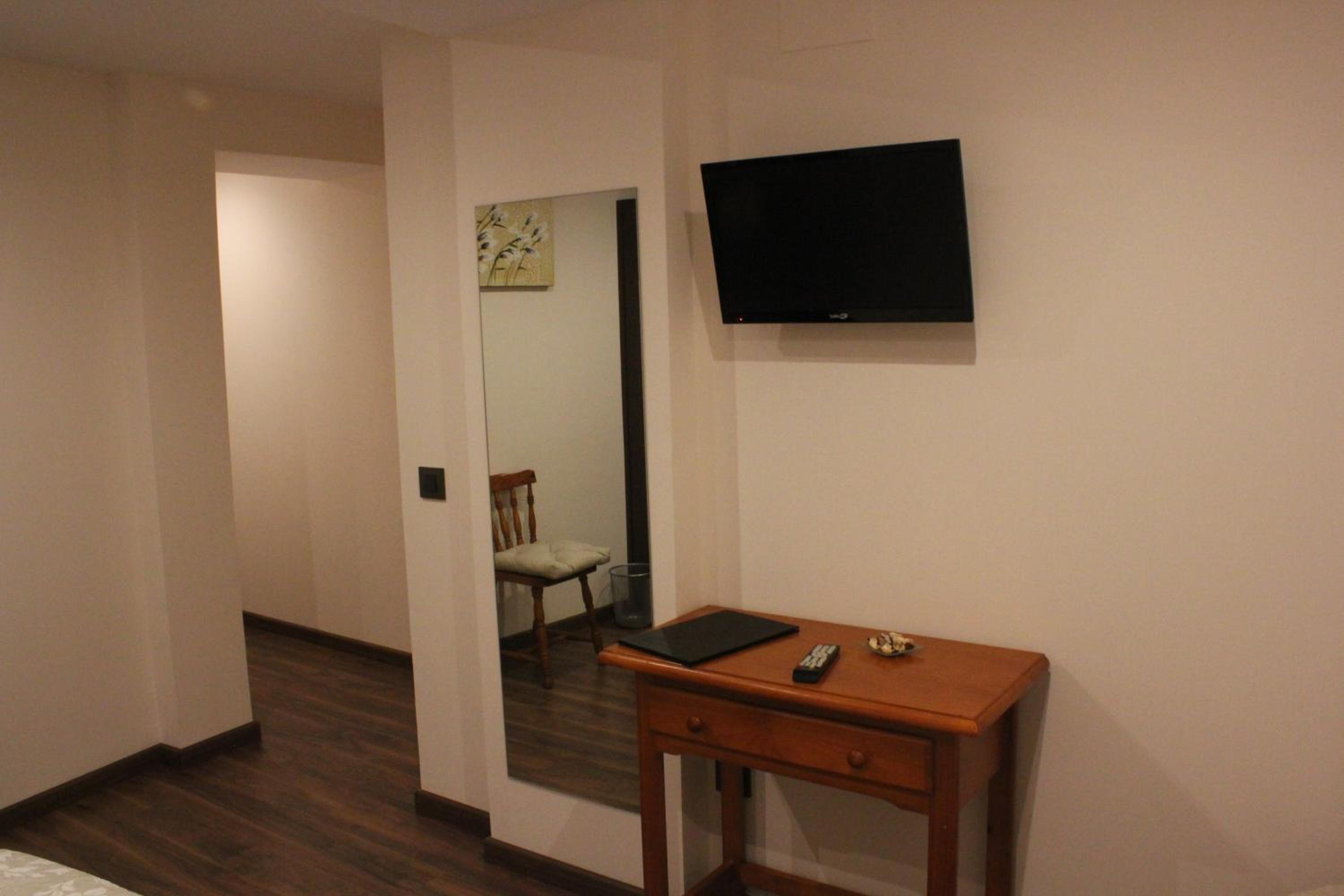 Budget Twin Room - Photo 9