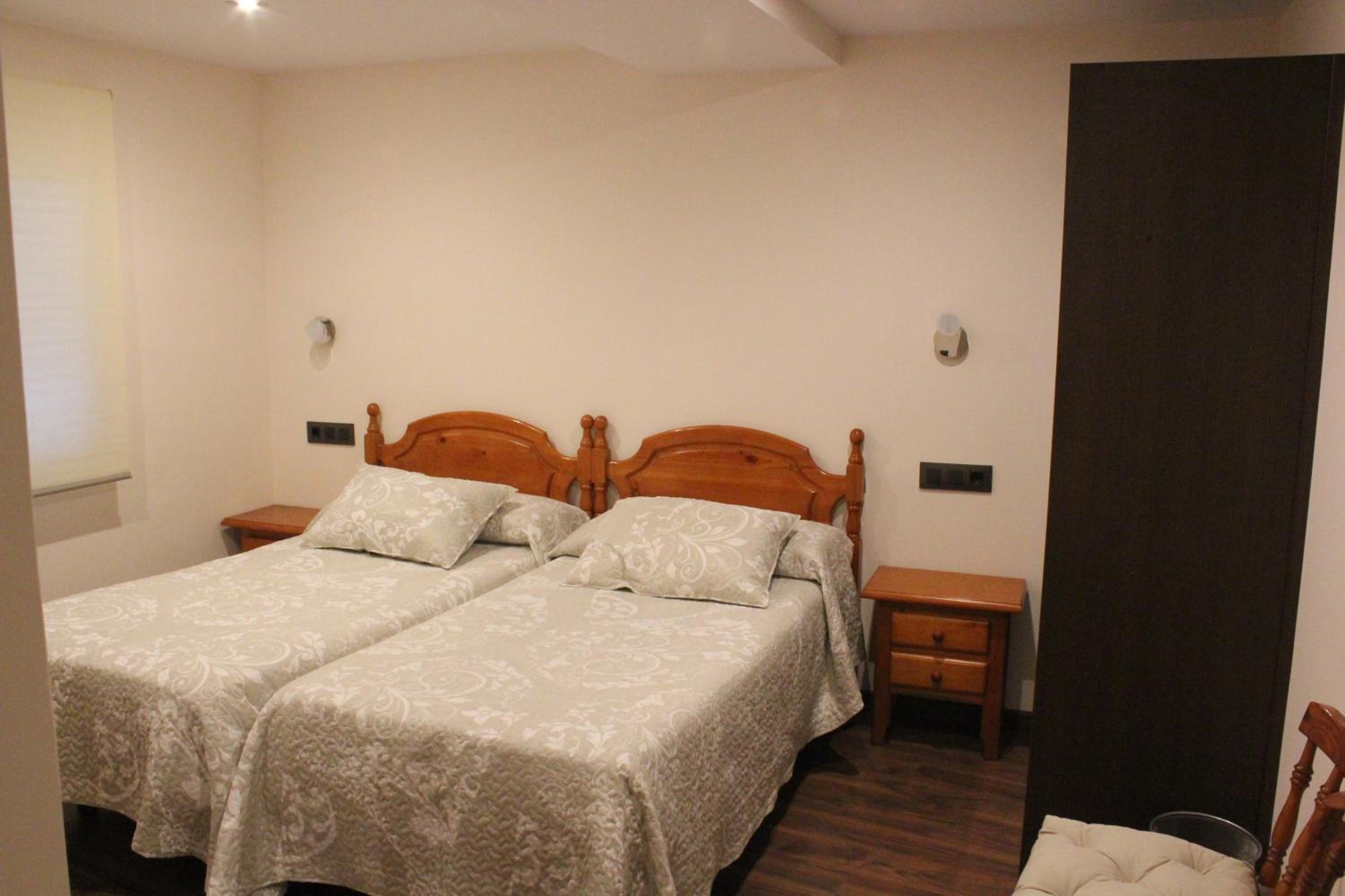 Budget Twin Room - Photo 5