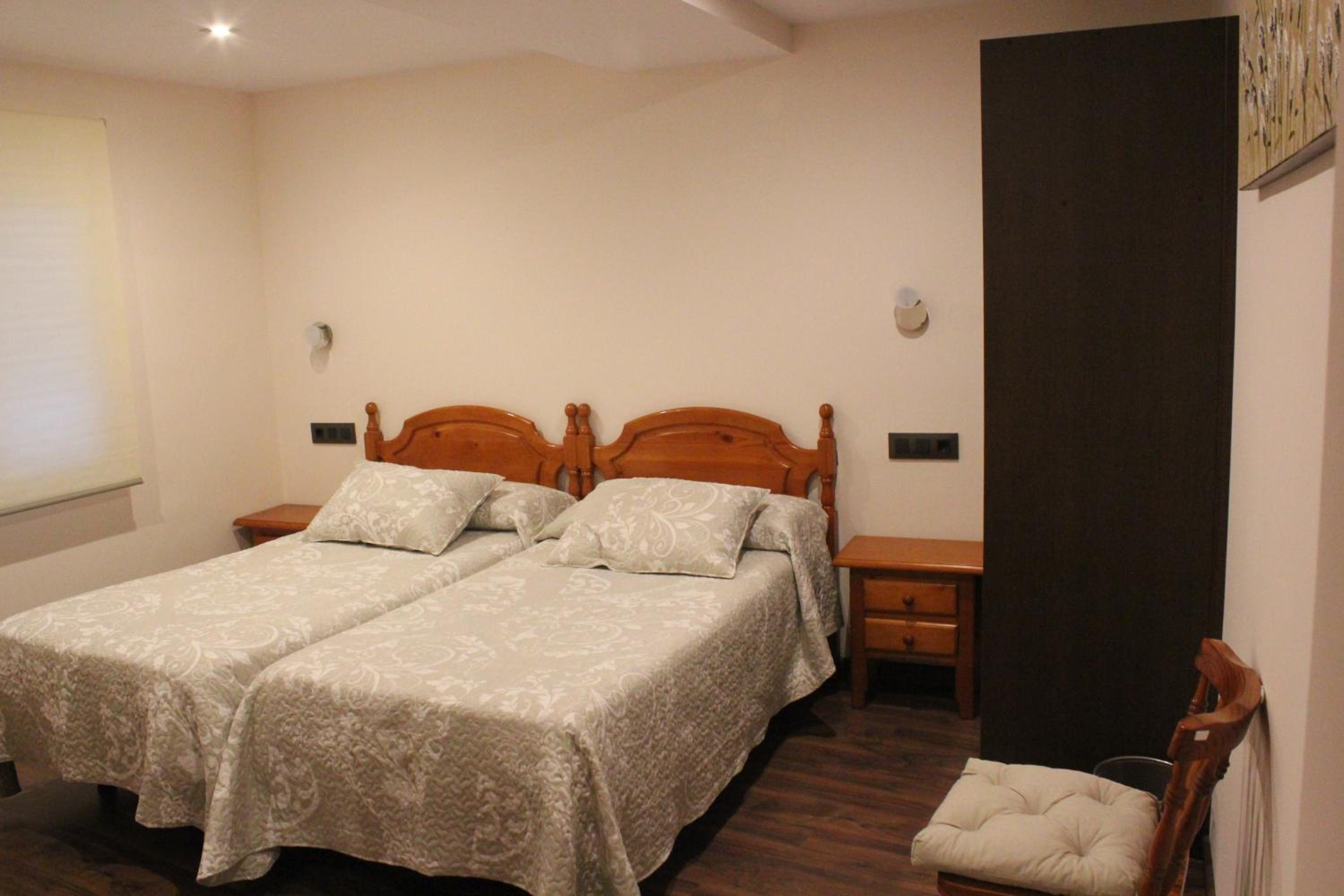 Budget Twin Room - Photo 3