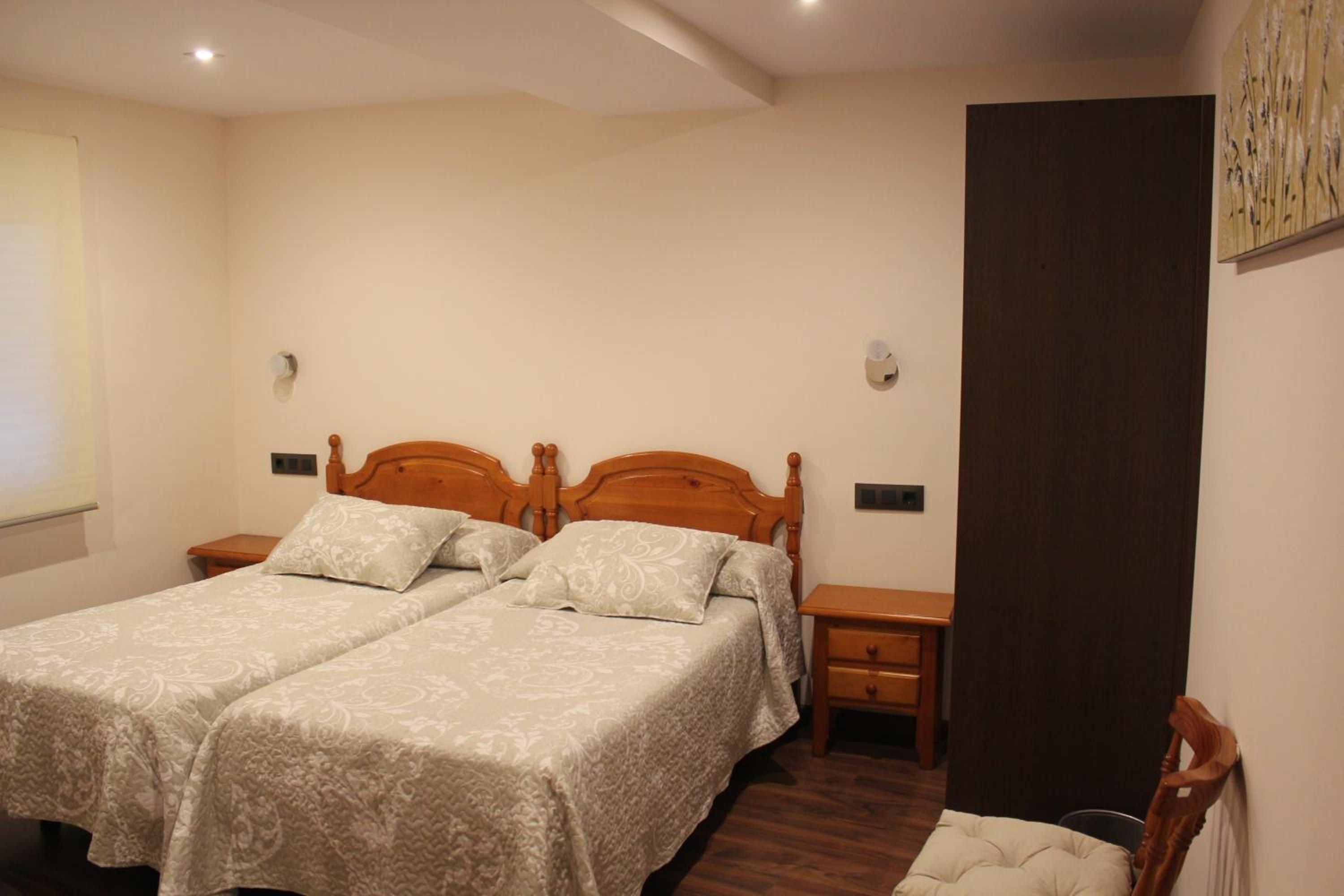 Budget Twin Room - Photo 8
