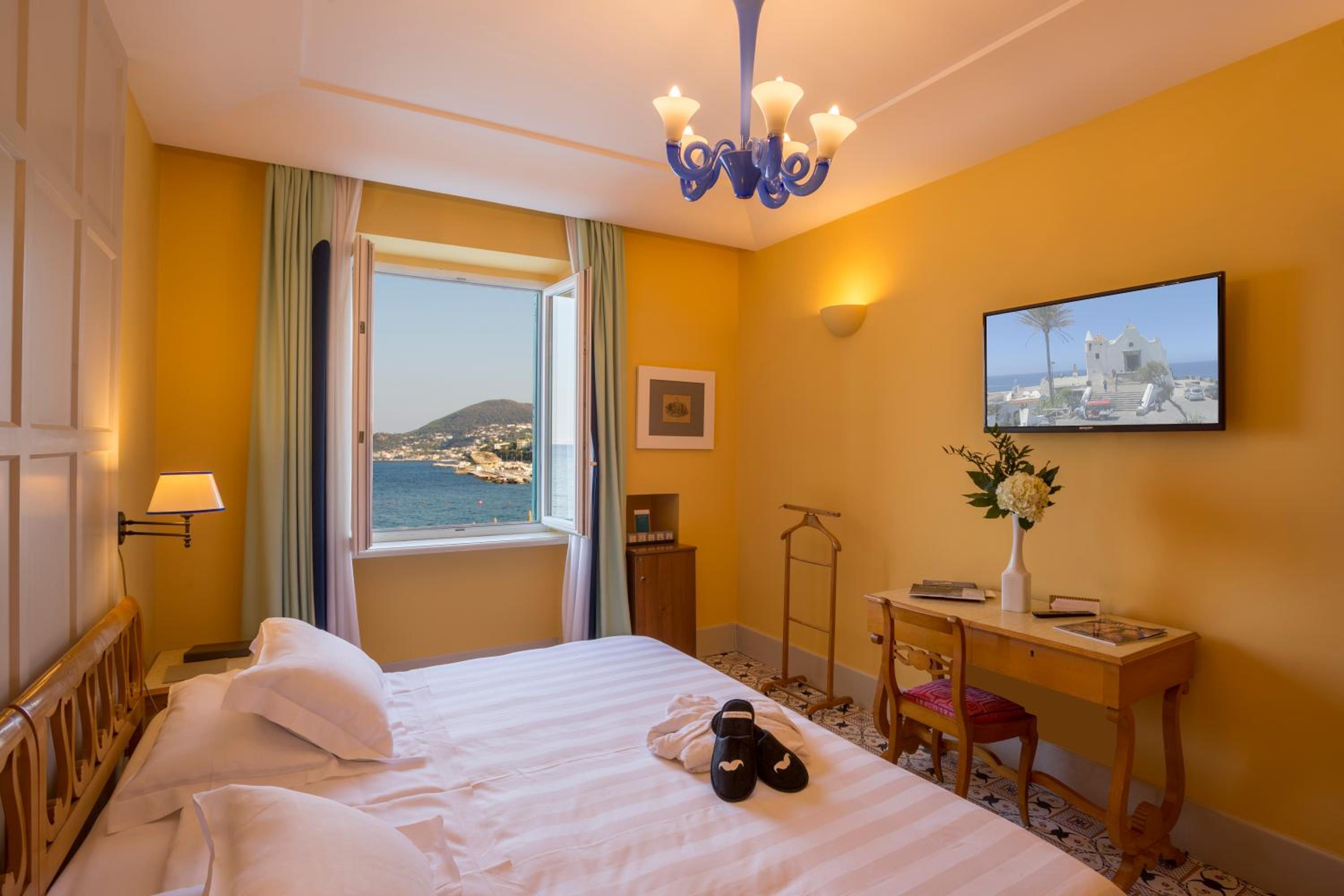 Double or Twin Room with Sea View - Photo 1