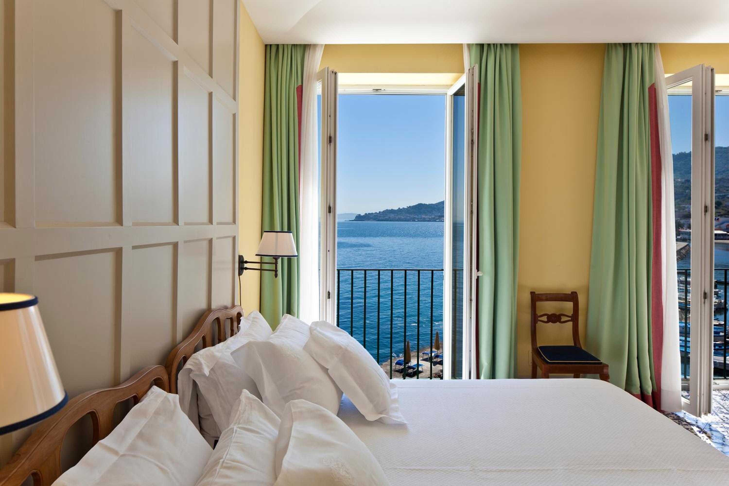 Double or Twin Room with Sea View - Photo 3