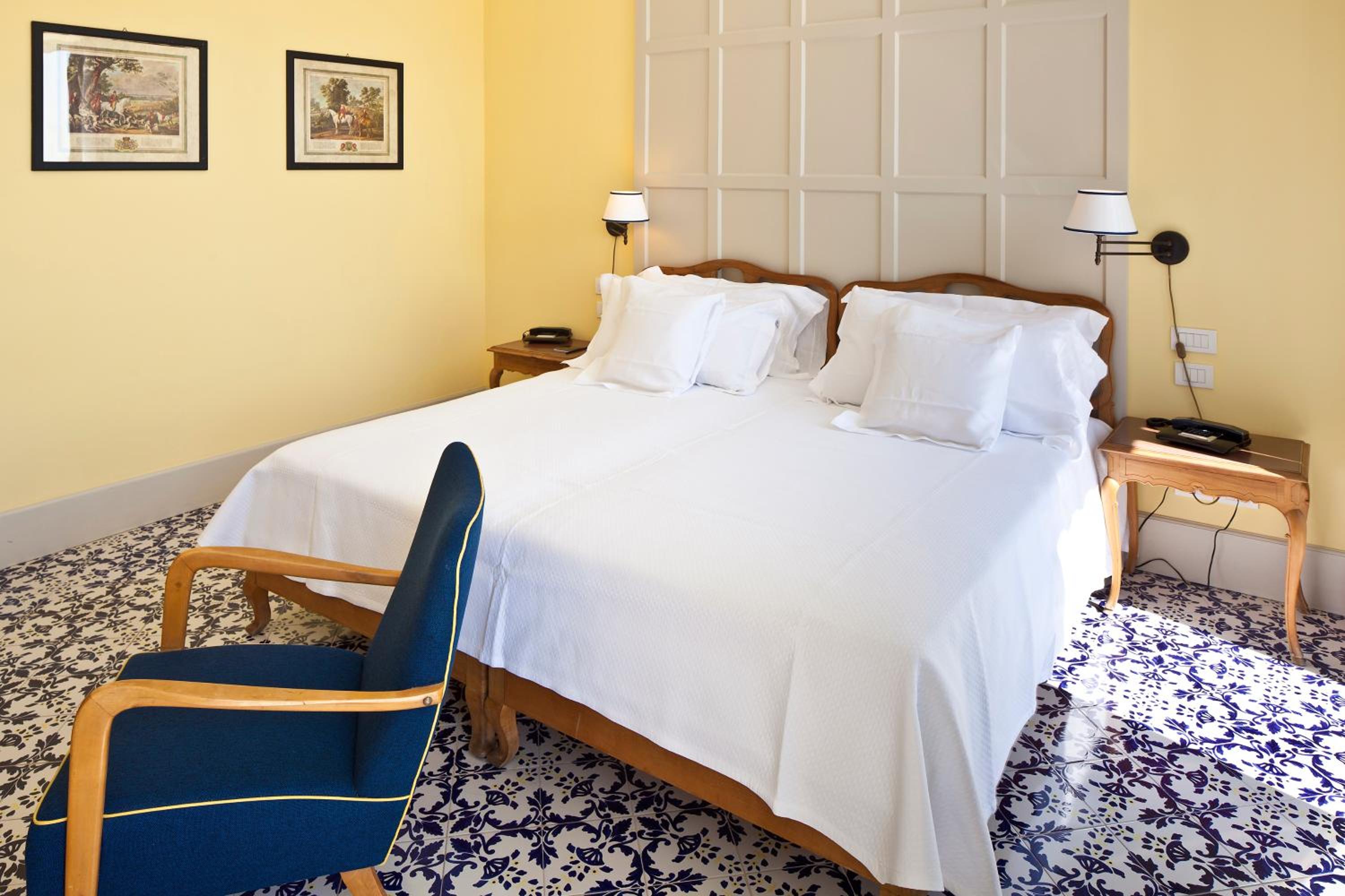 Double or Twin Room with Sea View - Photo 4
