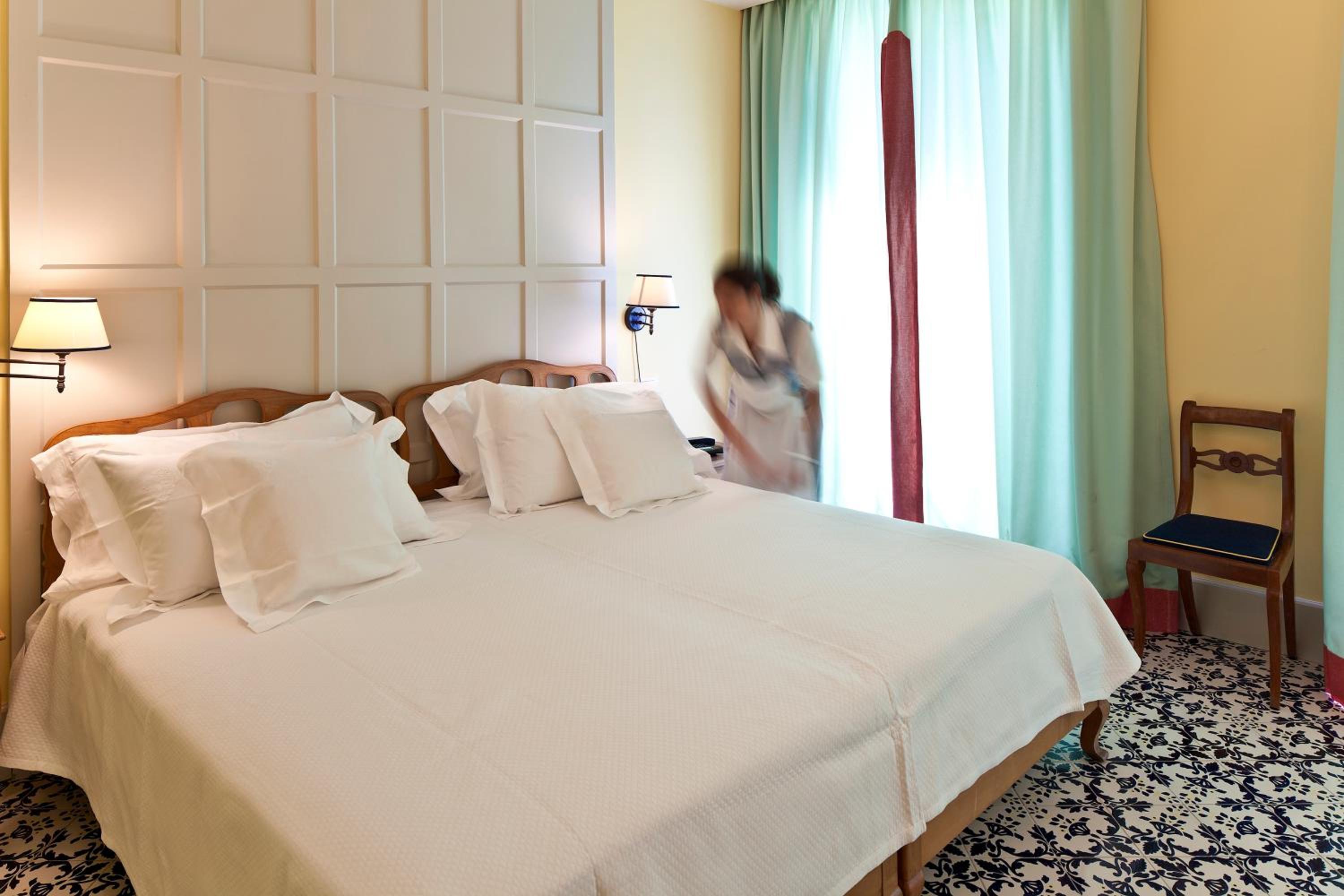 Double or Twin Room with Sea View - Photo 8