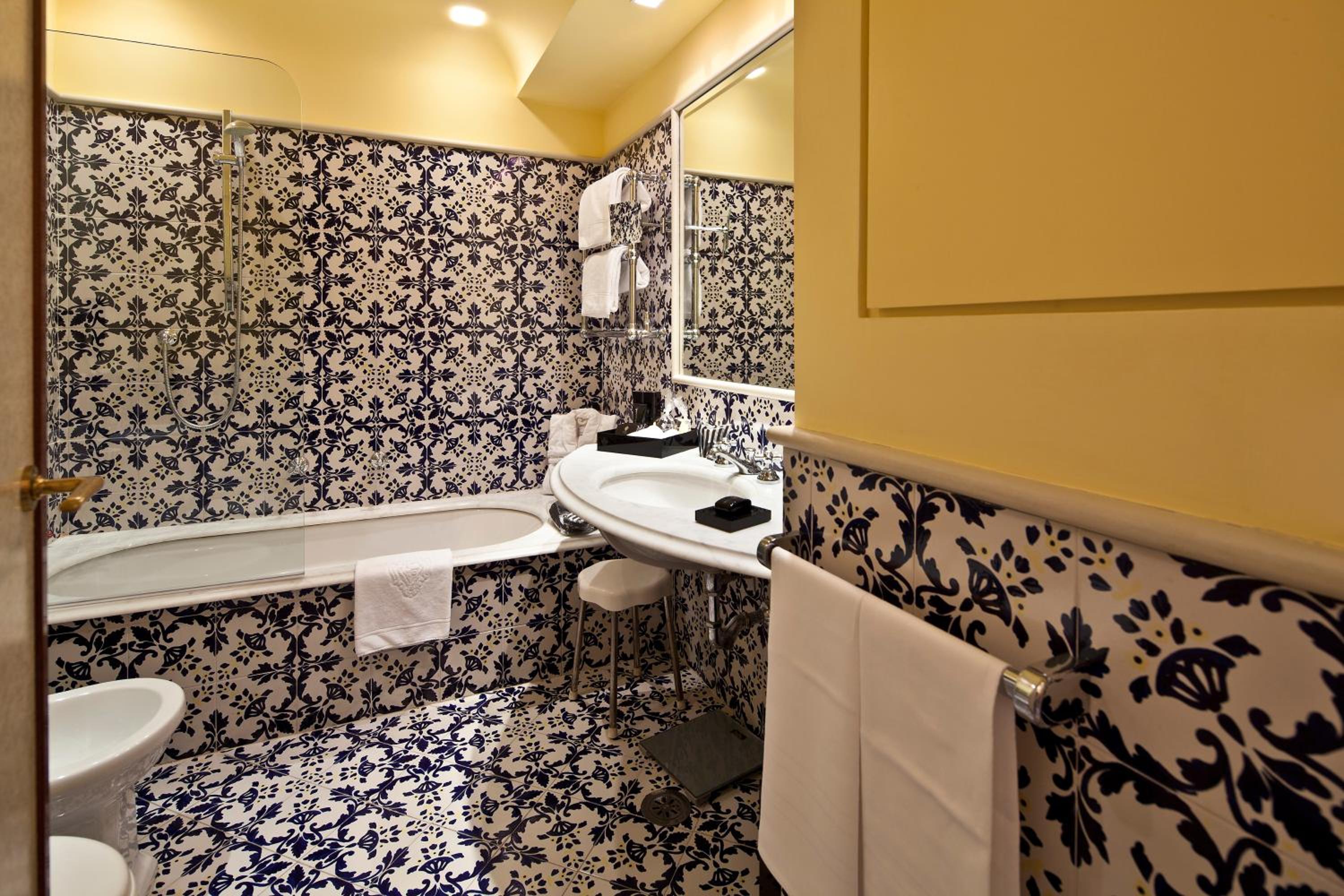 Double or Twin Room with Sea View - Photo 9
