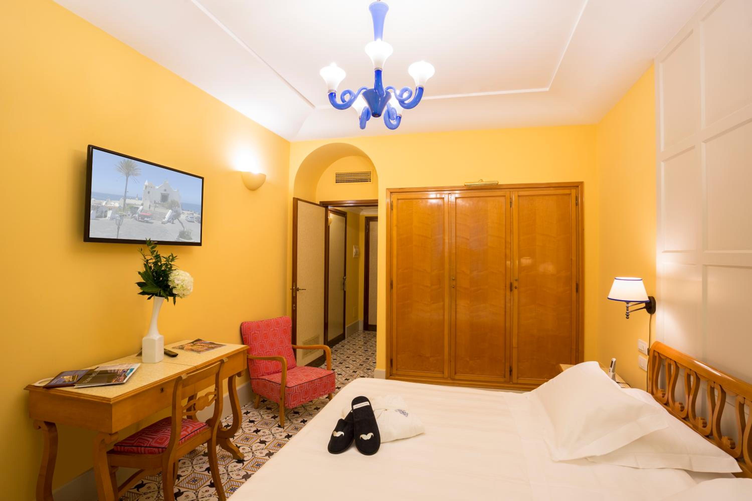 Double or Twin Room with Sea View - Photo 10