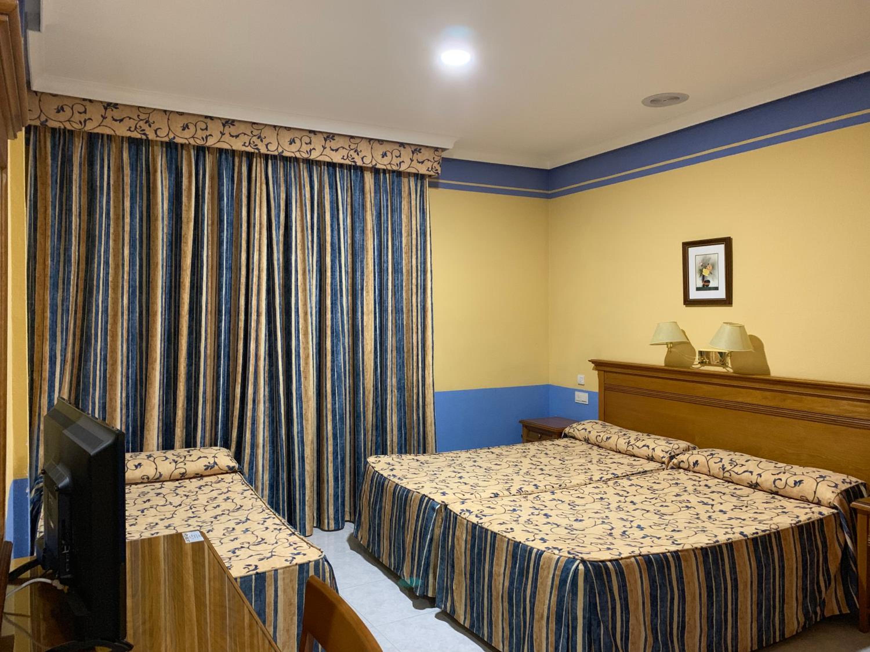 Triple Room (2 Adults + 1 Child) - Photo 4