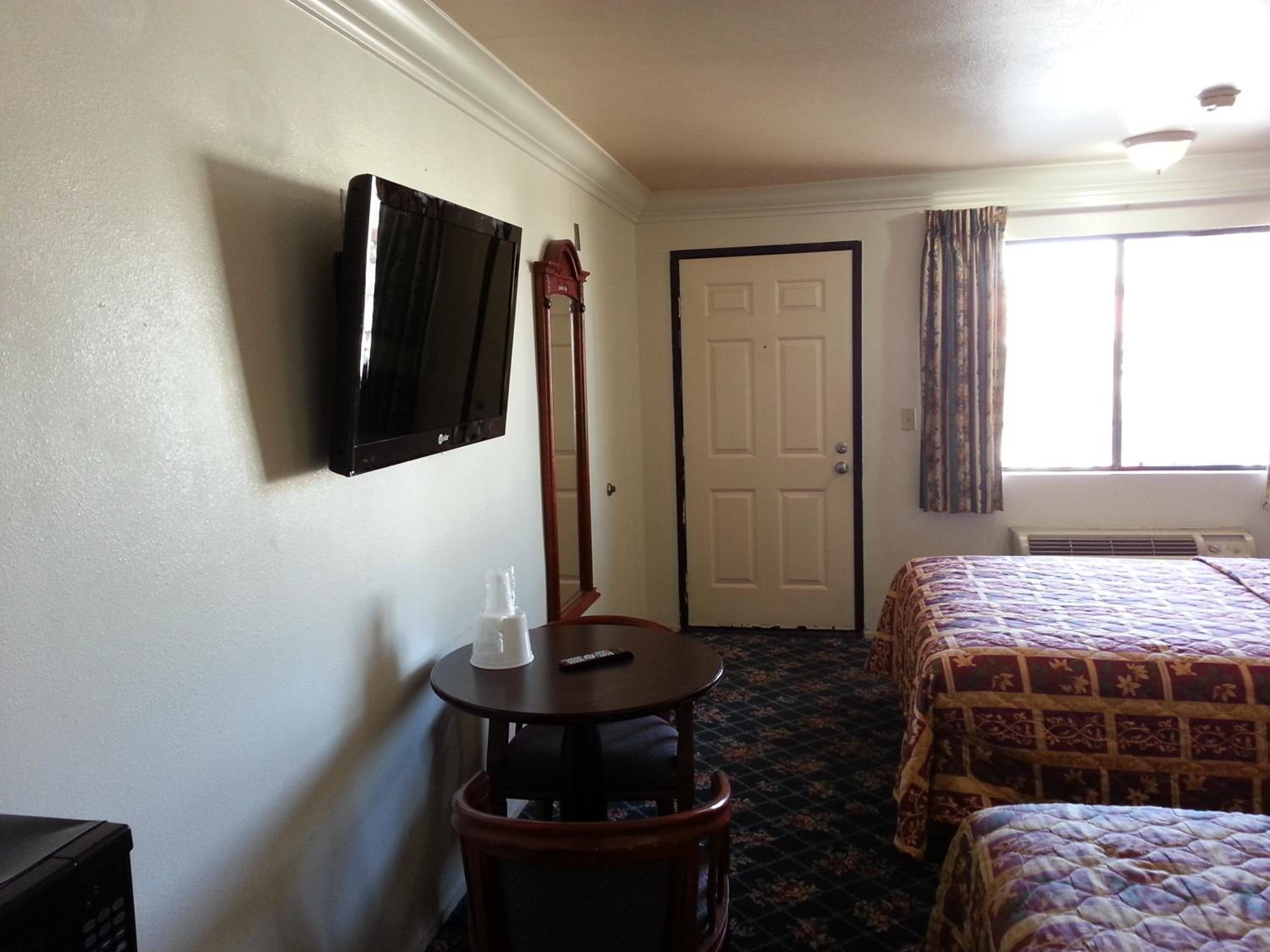 Deluxe King Room with Two King Beds, Non-Smoking - Photo 7