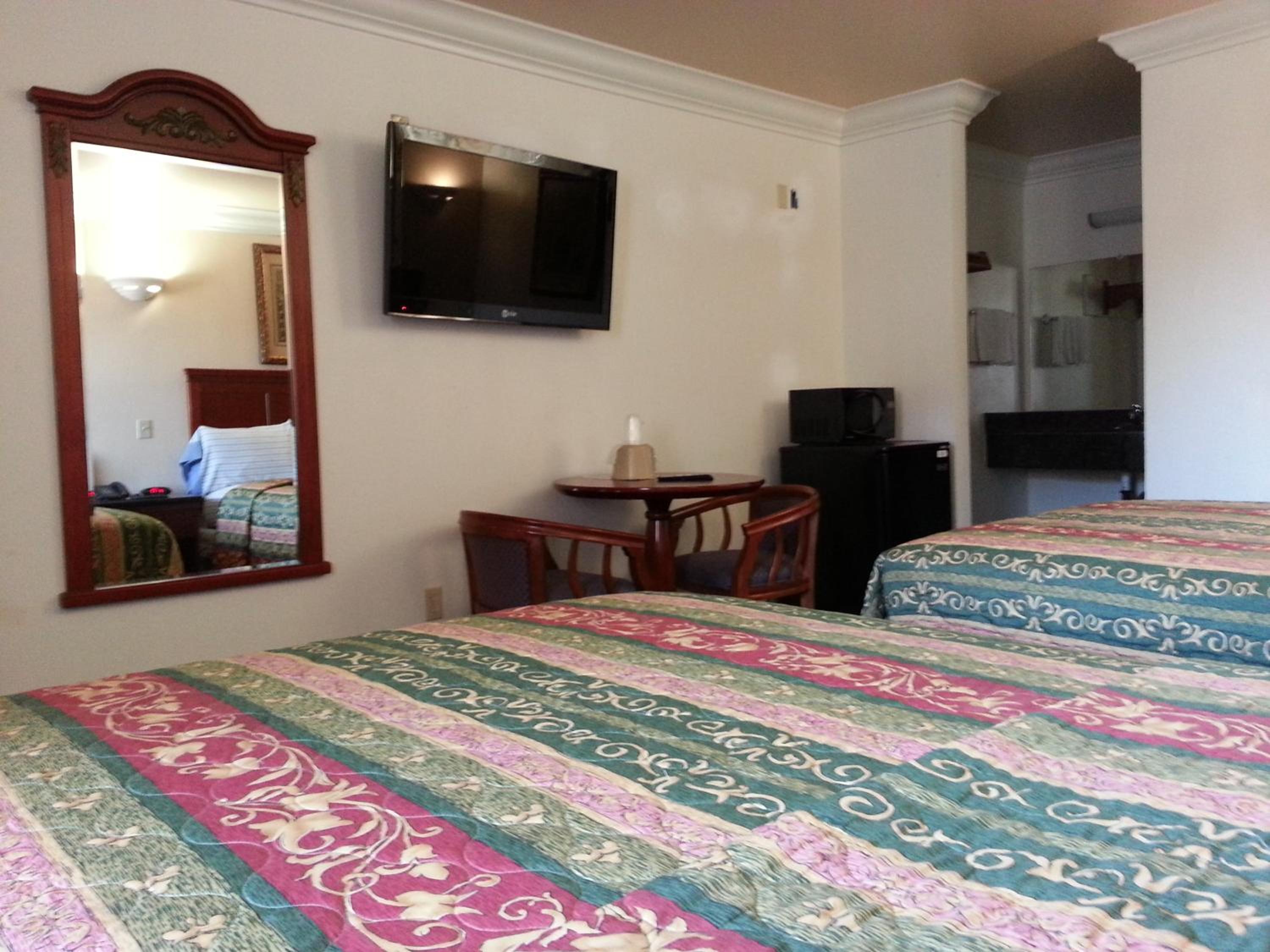 Deluxe King Room with Two King Beds, Non-Smoking - Photo 8