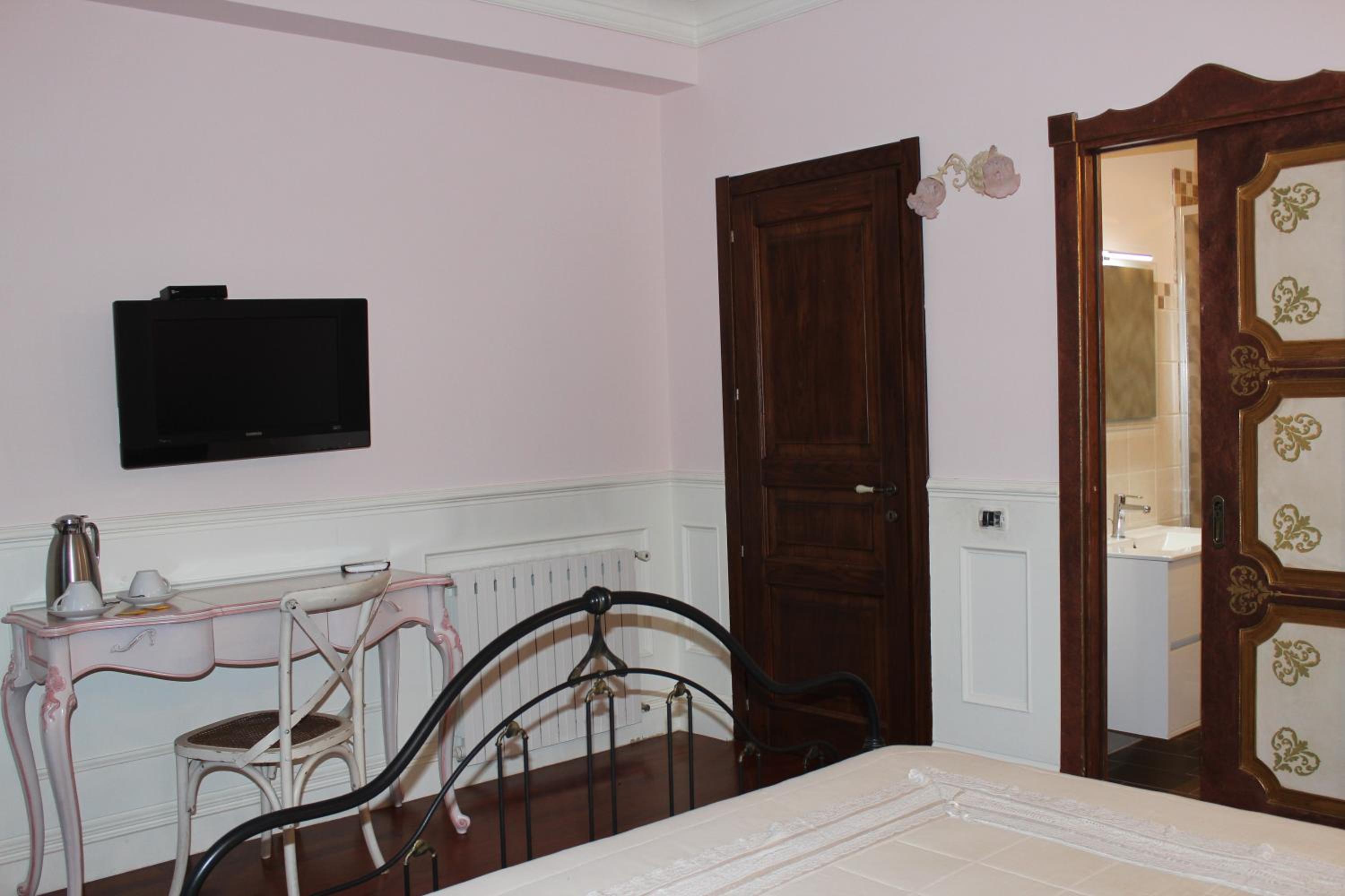 Double Room With Private Bathroom photo 2