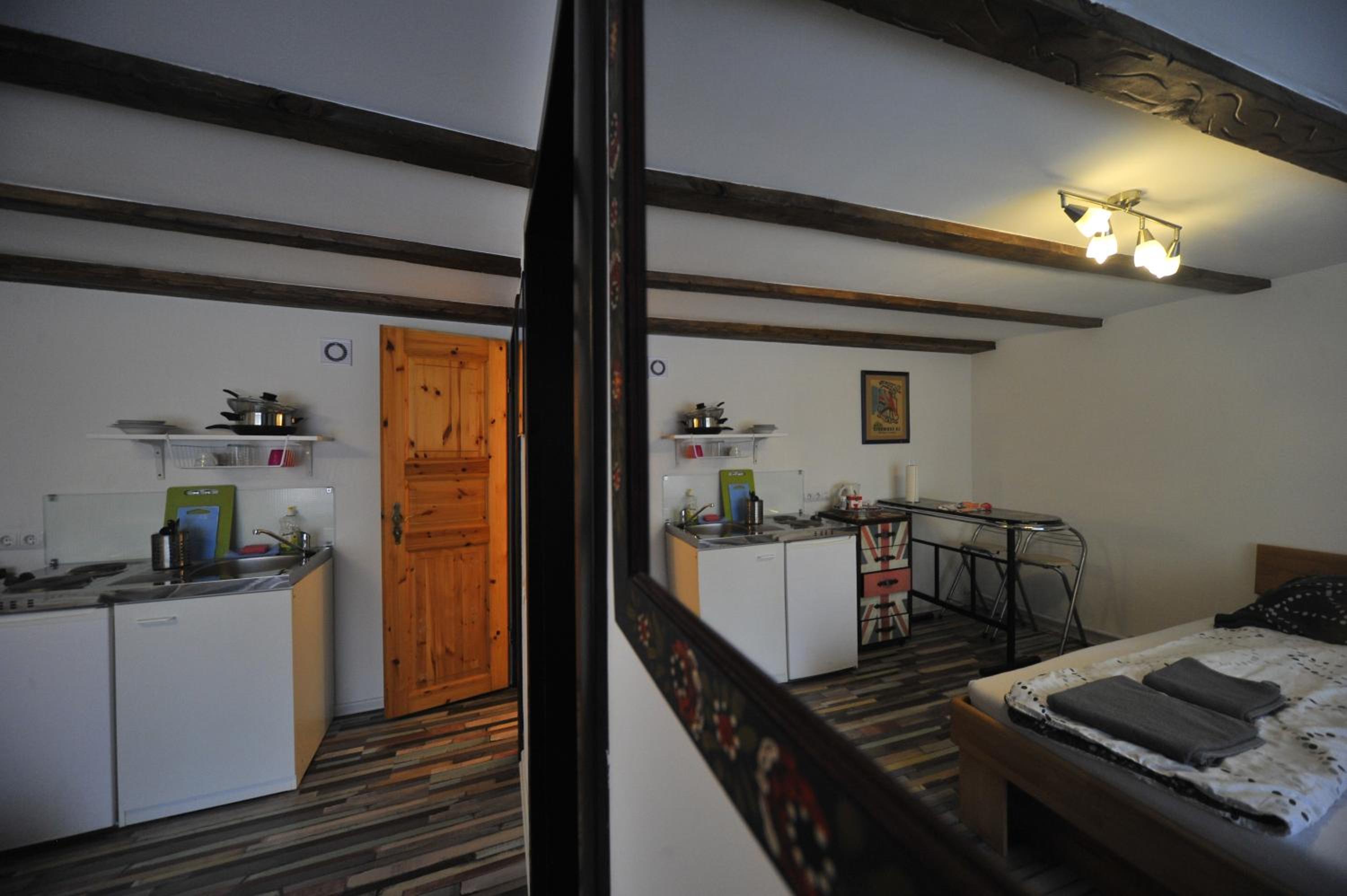 Double Studio with Private Bathroom and Kitchen - Photo 5