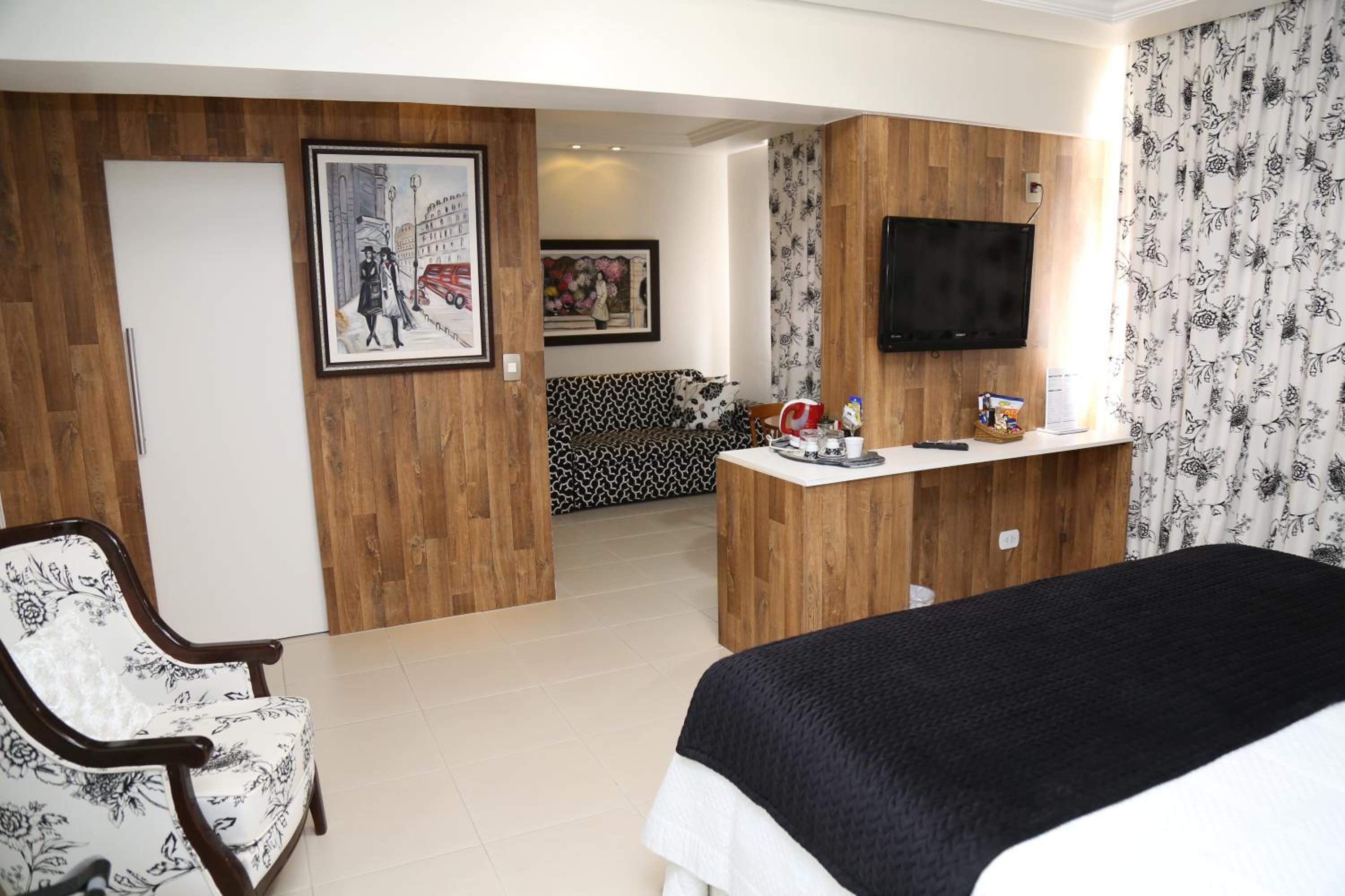 Suite with Hot Tub photo 2