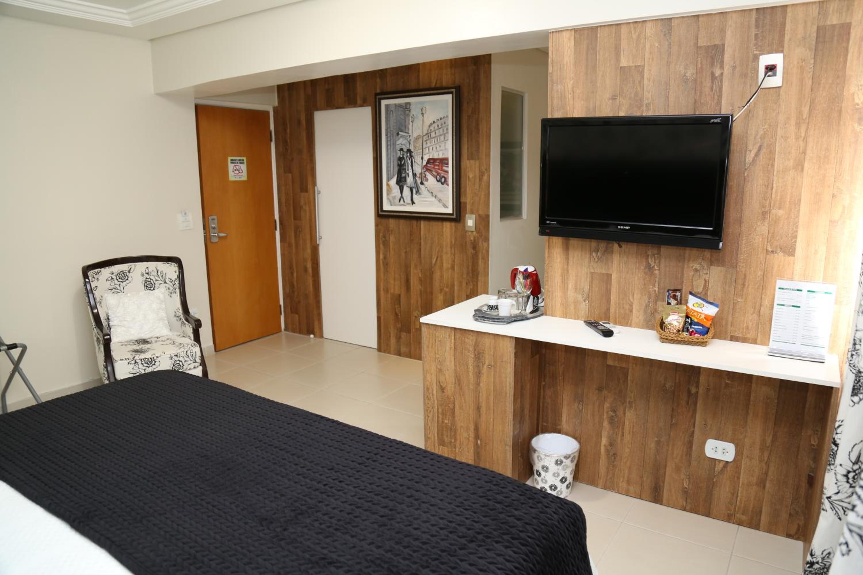 Suite with Hot Tub photo 3