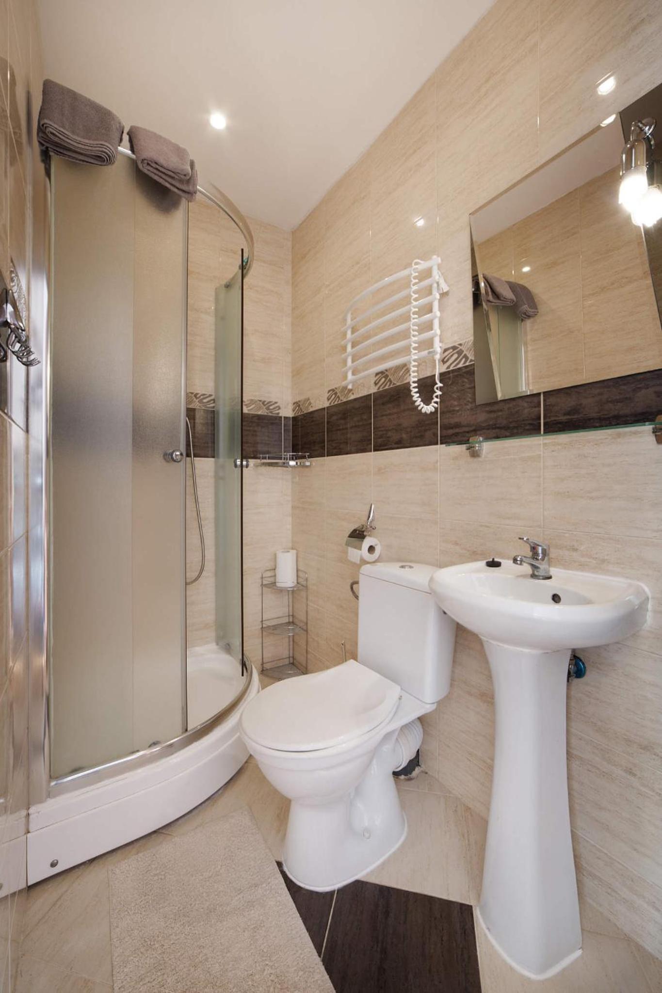 Quadruple Room with Bathroom - Photo 4