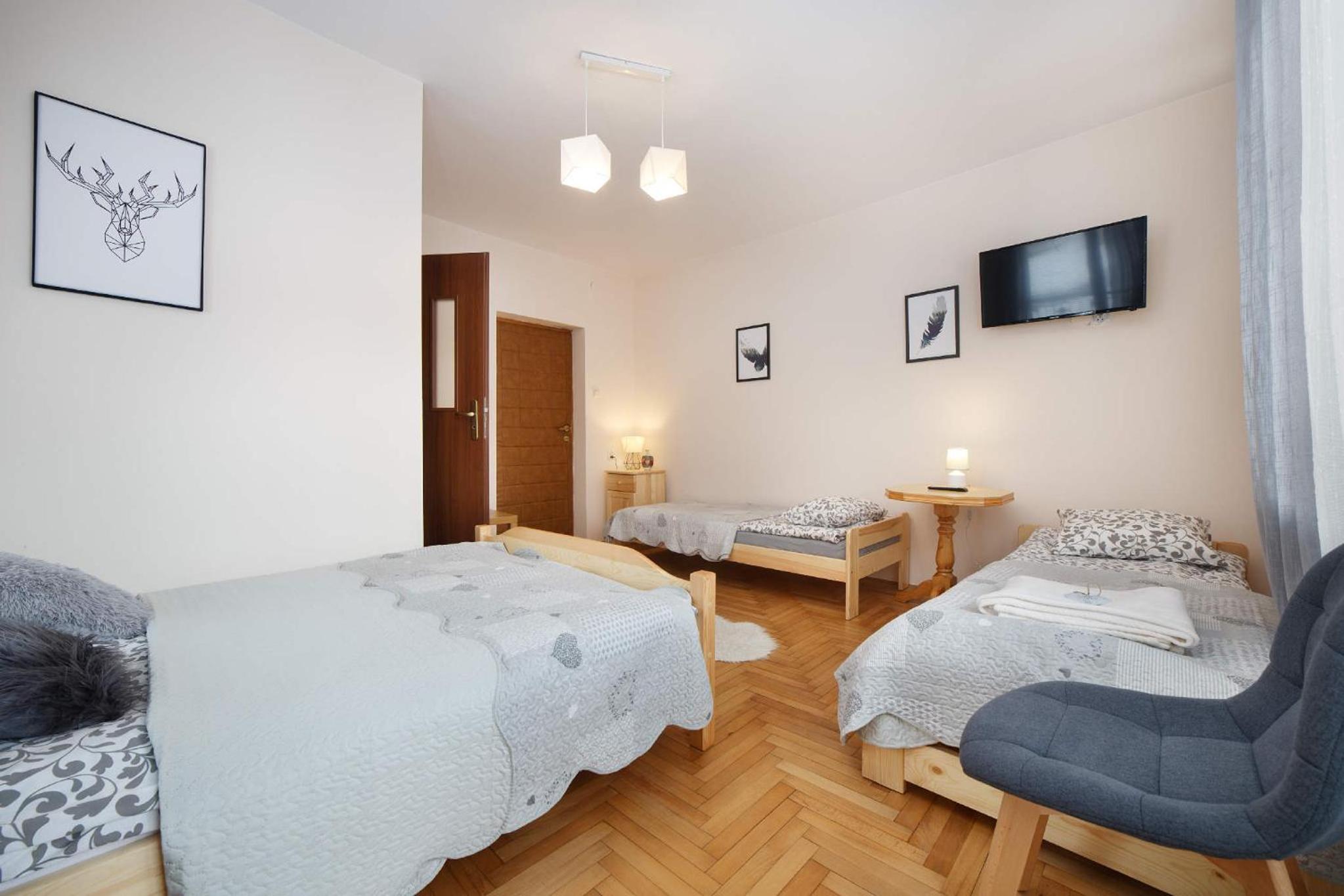 Quadruple Room with Bathroom - Photo 8