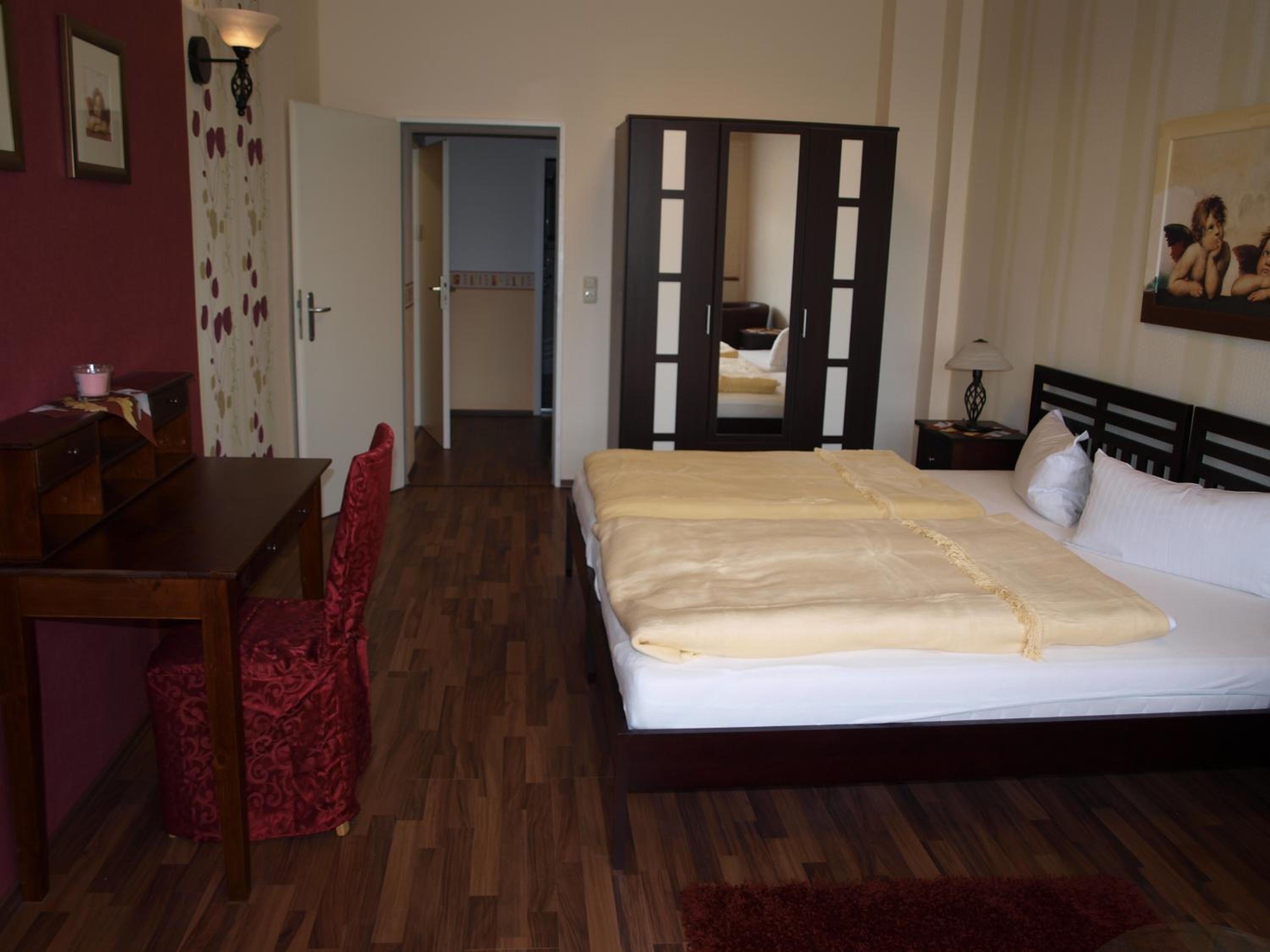Suite - Photo 10