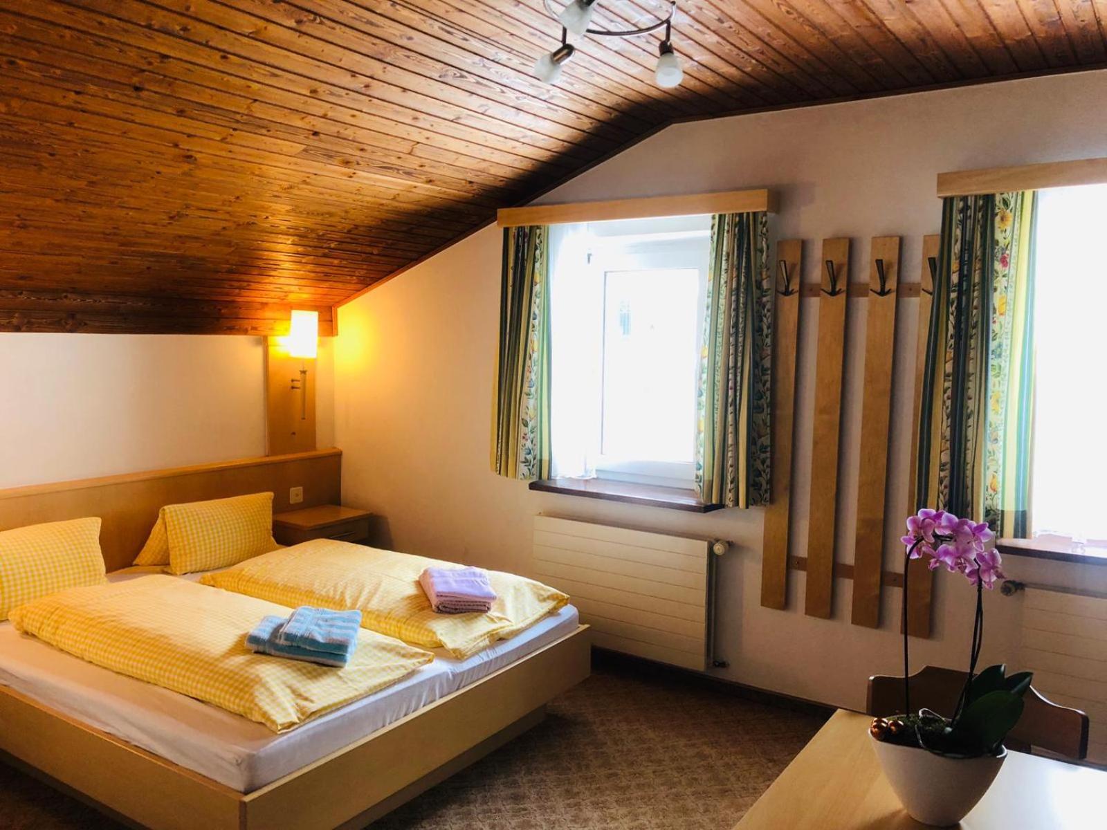 Economy Triple Room photo 2