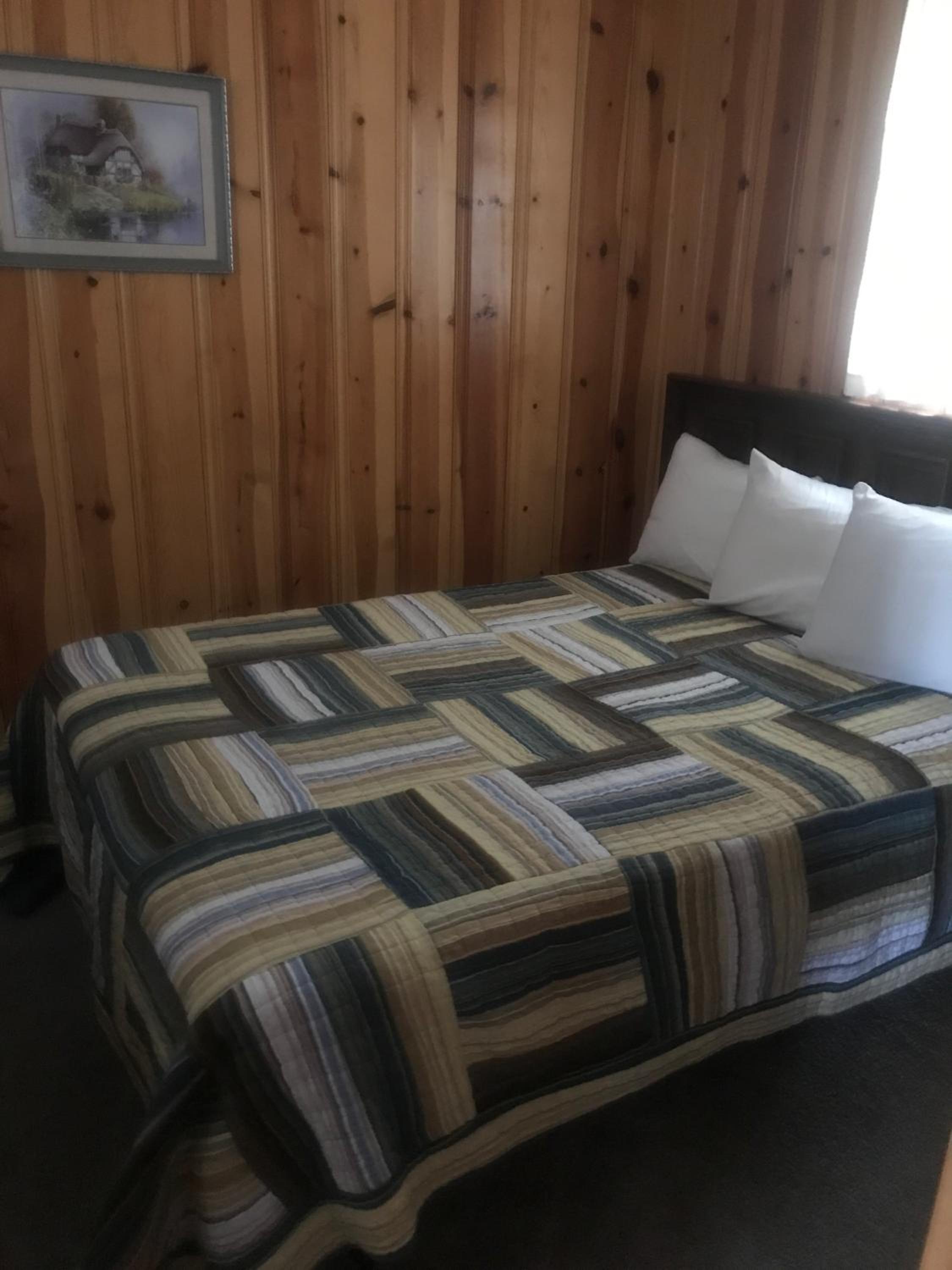 Standard Queen Room with Two Queen Beds - Photo 3