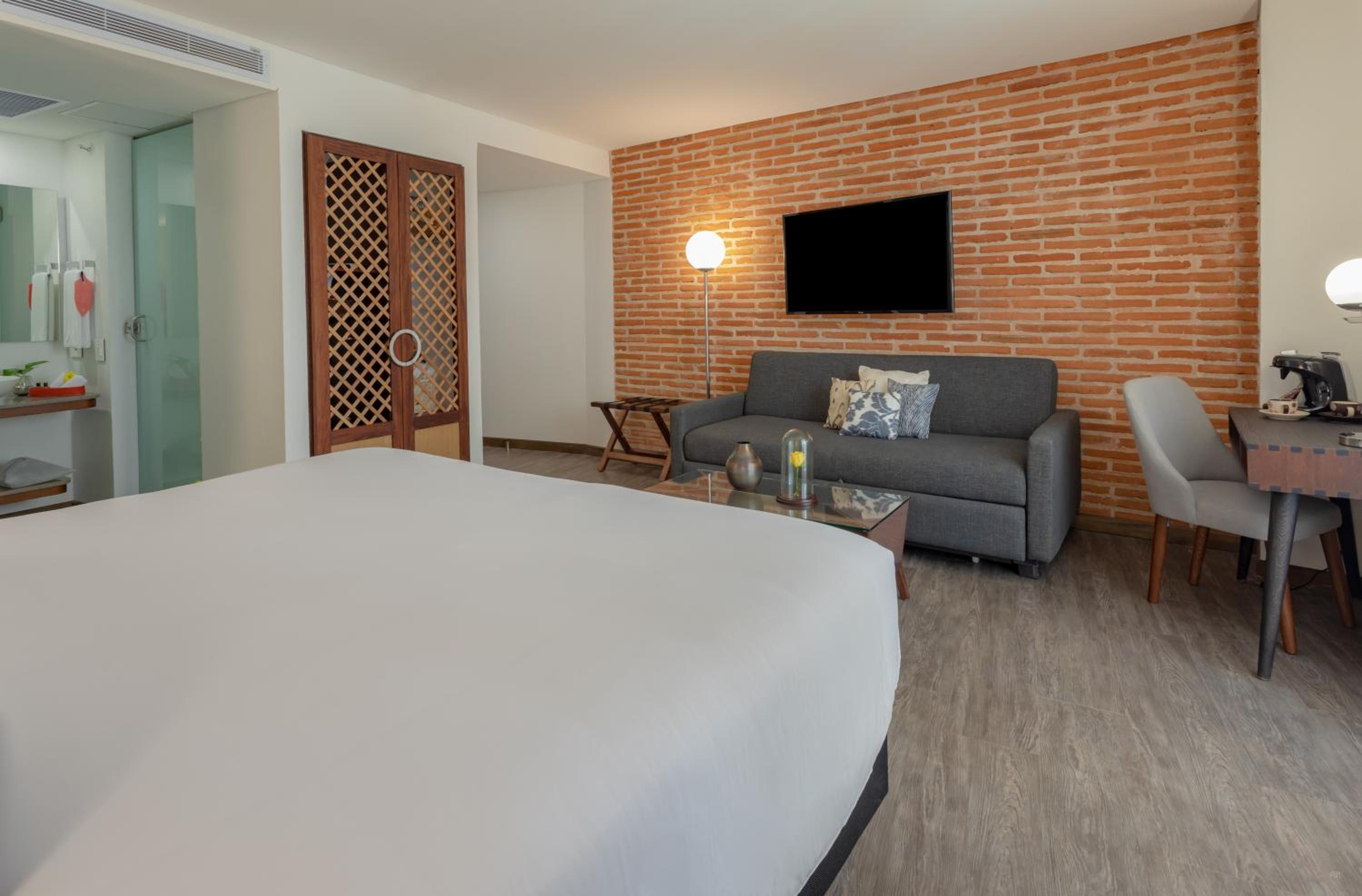 Deluxe Room - Photo 3