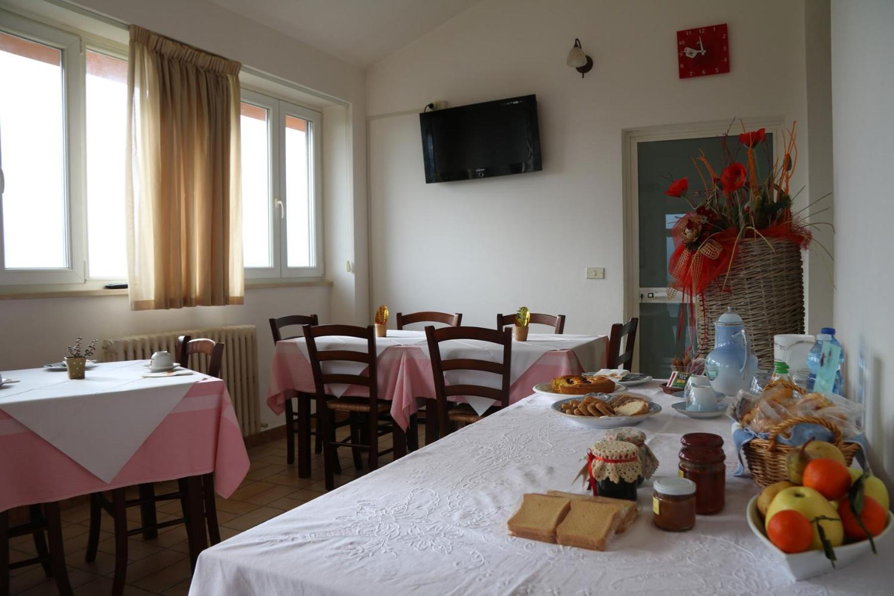 Double Room with Private Bathroom - Photo 8