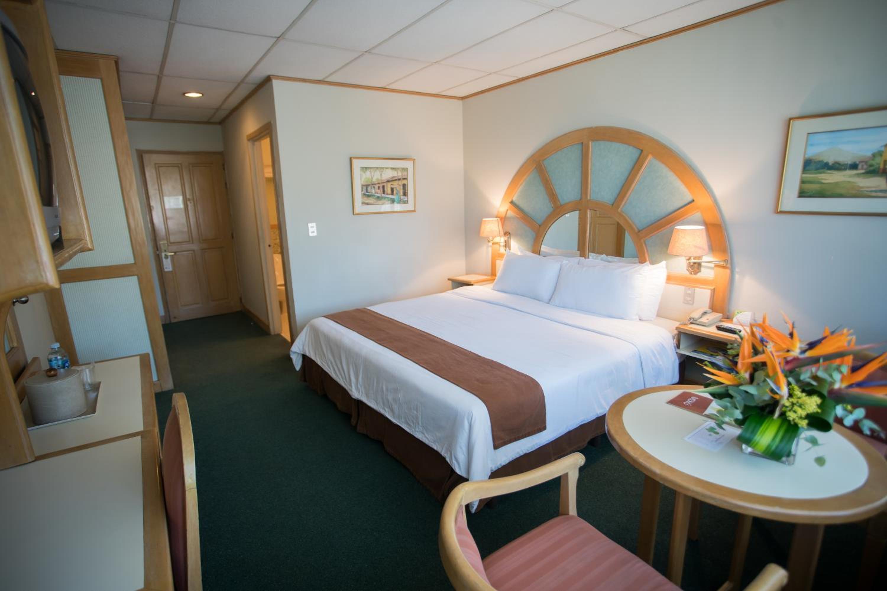 King Room - Non-Smoking - Photo 6