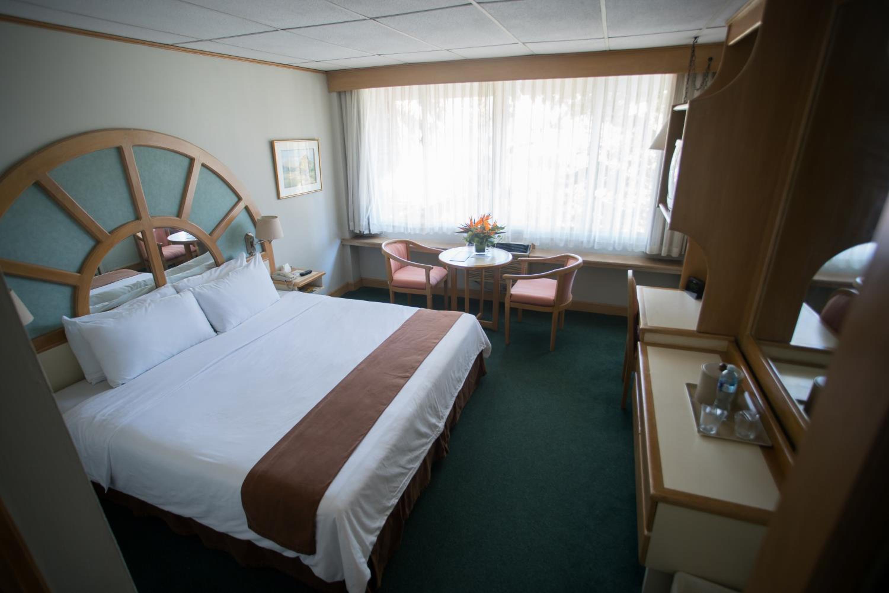 King Room - Non-Smoking - Photo 4