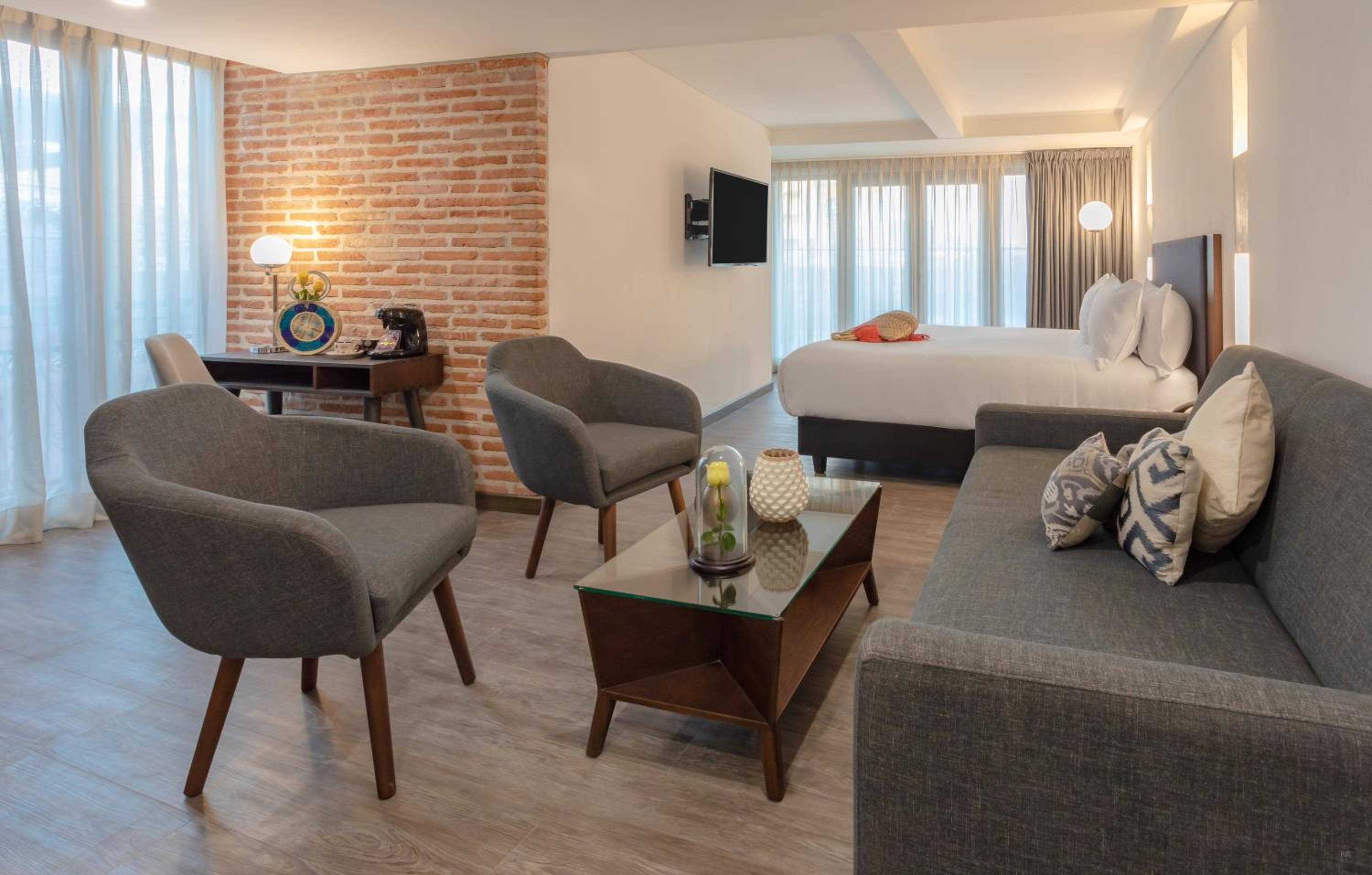 Deluxe Suite - Photo 2