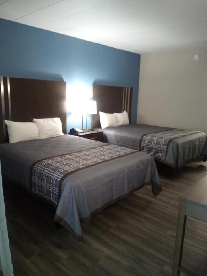 Deluxe Queen Room with Two Queen Beds - Non-Smoking - Photo 1