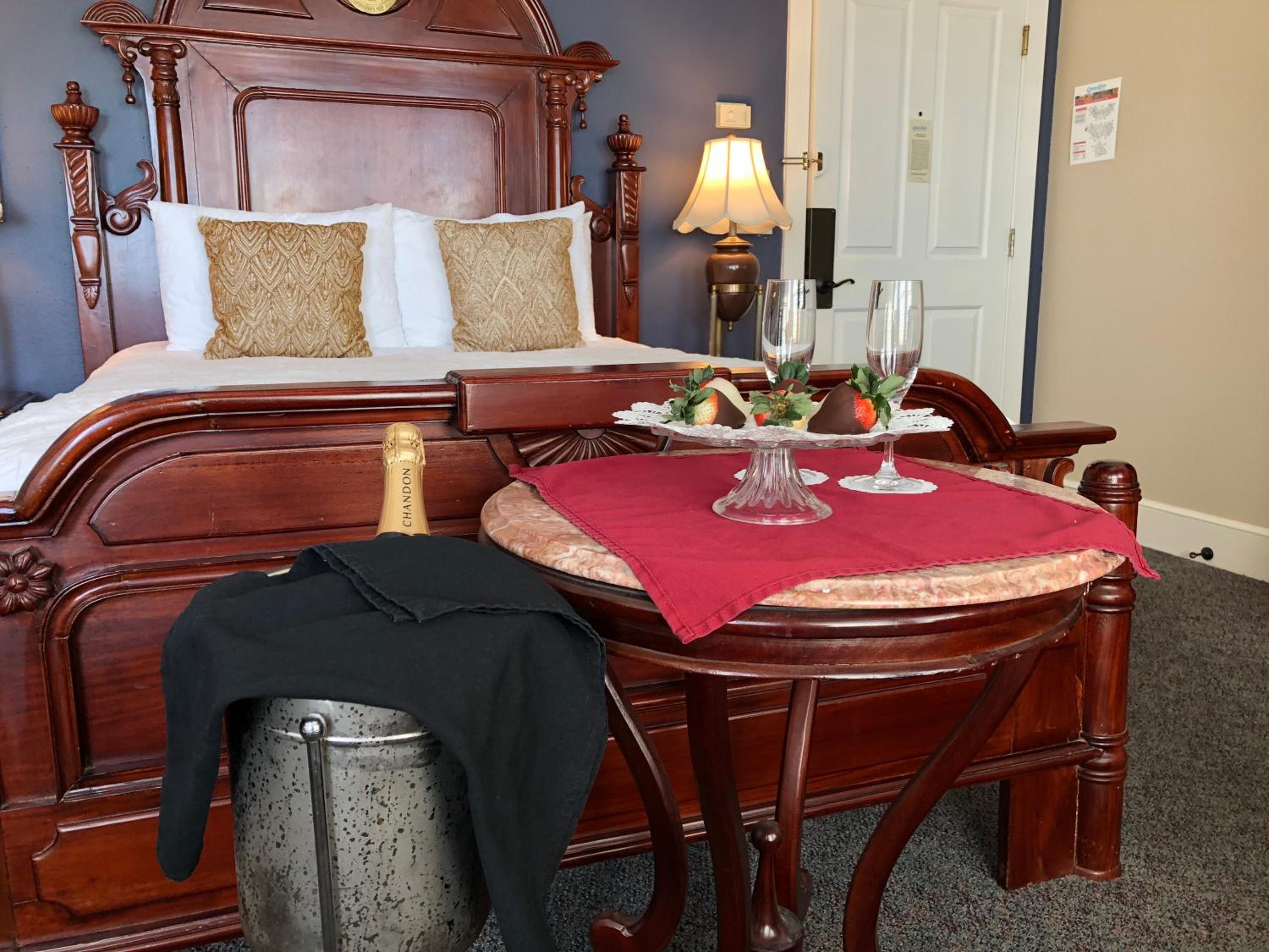Queen Room with Balcony - Photo 2