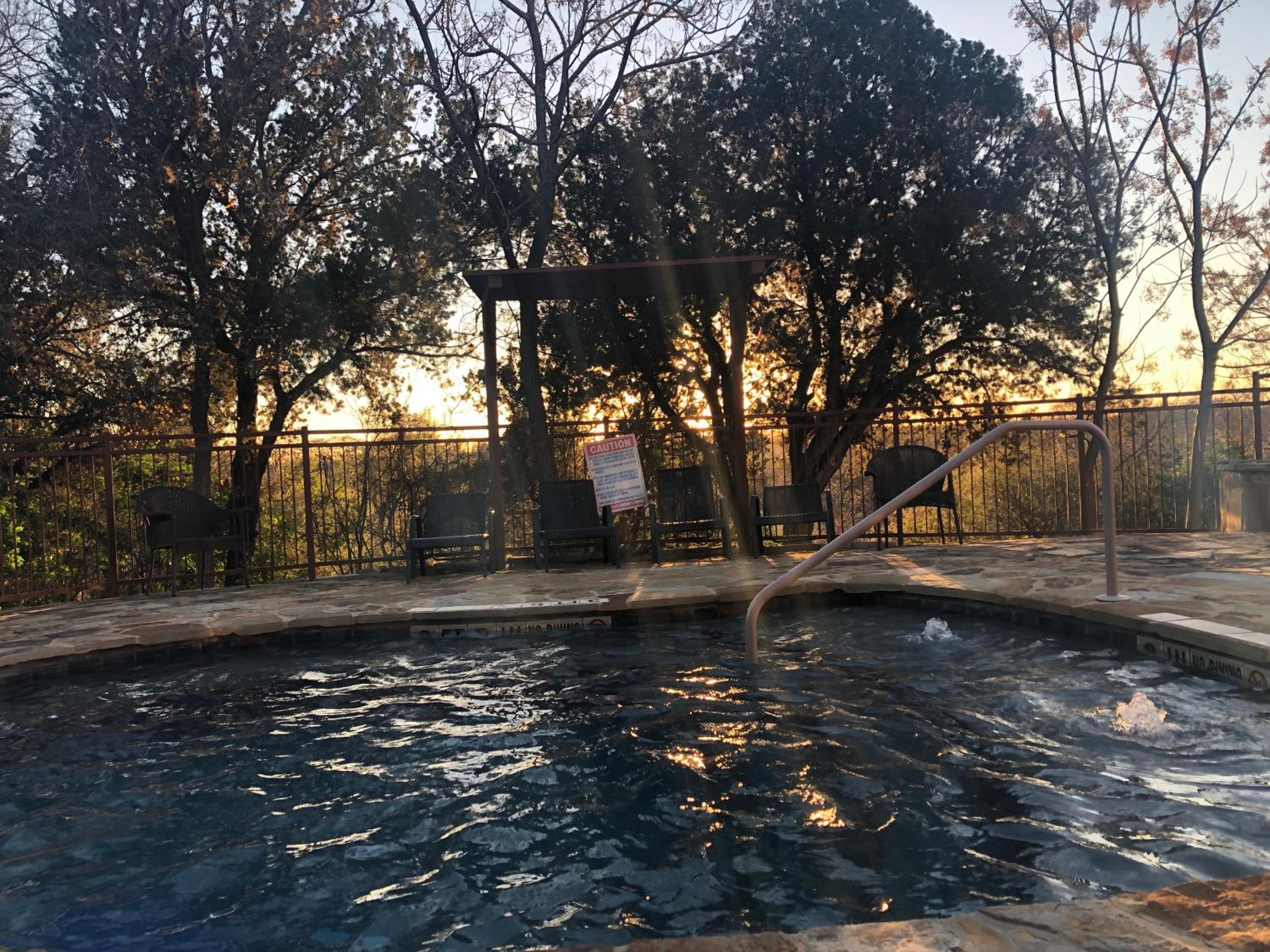 King Room with Pool View - Photo 4
