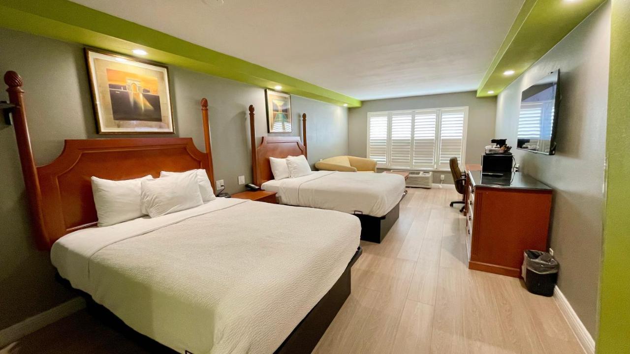 Queen Room with Two Queen Beds thumbnail 6