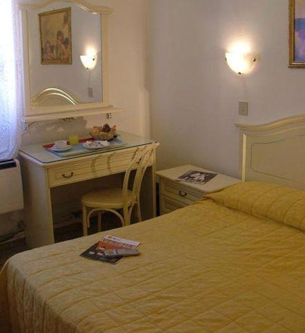Double/Twin Room With Shared Bathroom photo 2