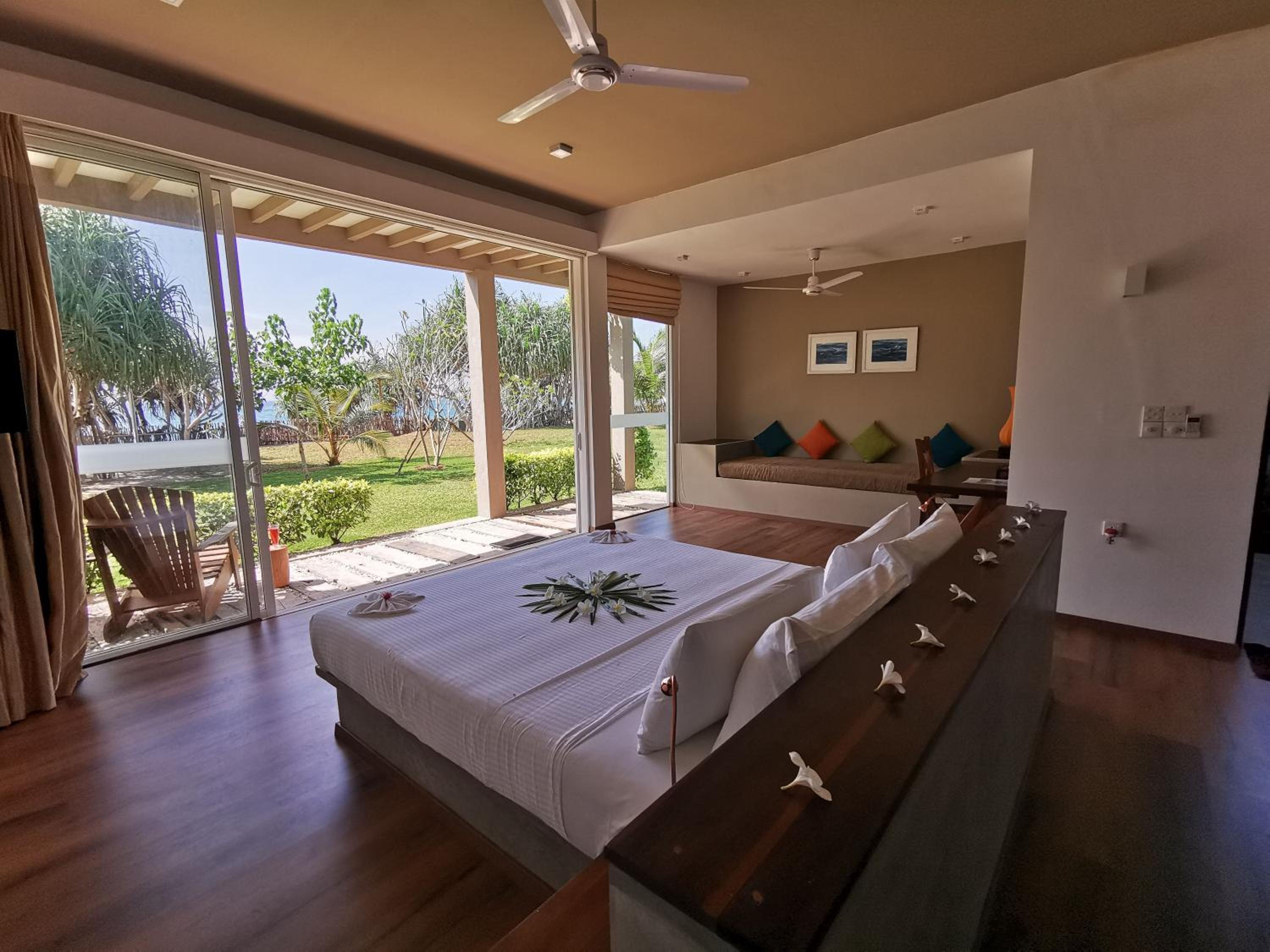 Deluxe Double Room with Balcony and Sea View photo 2