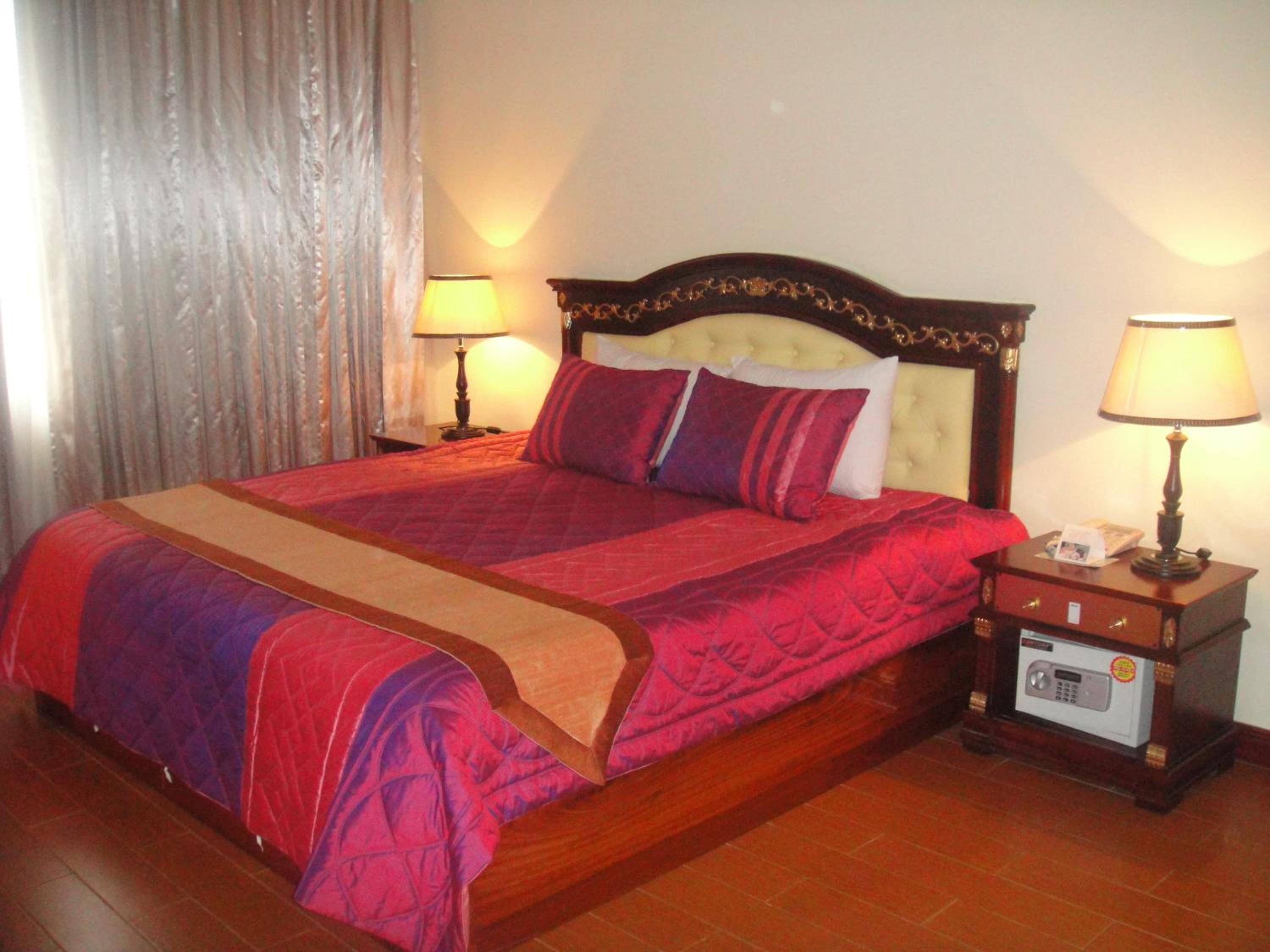 Suite - Photo 1