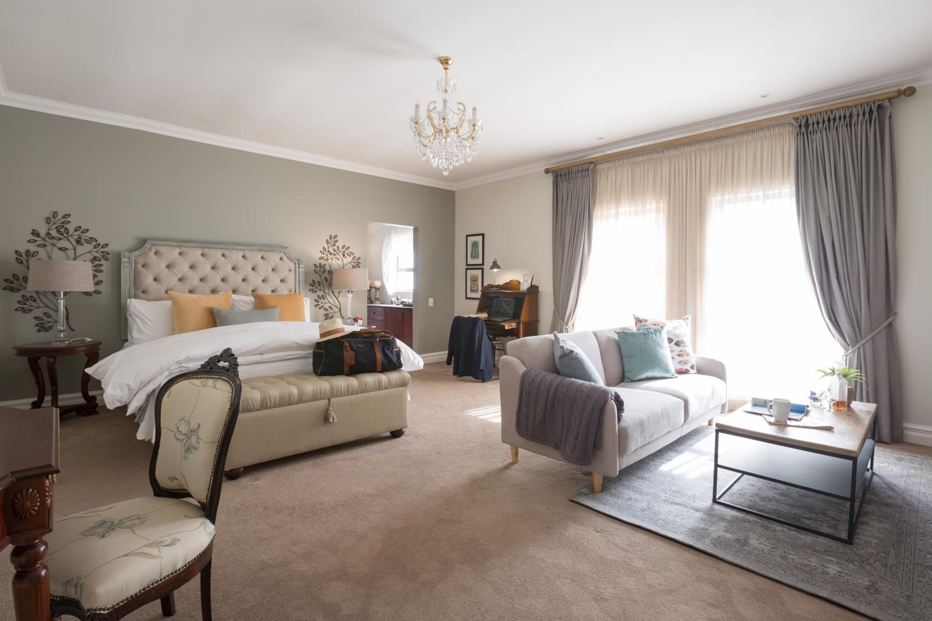 Deluxe King Suite photo 2