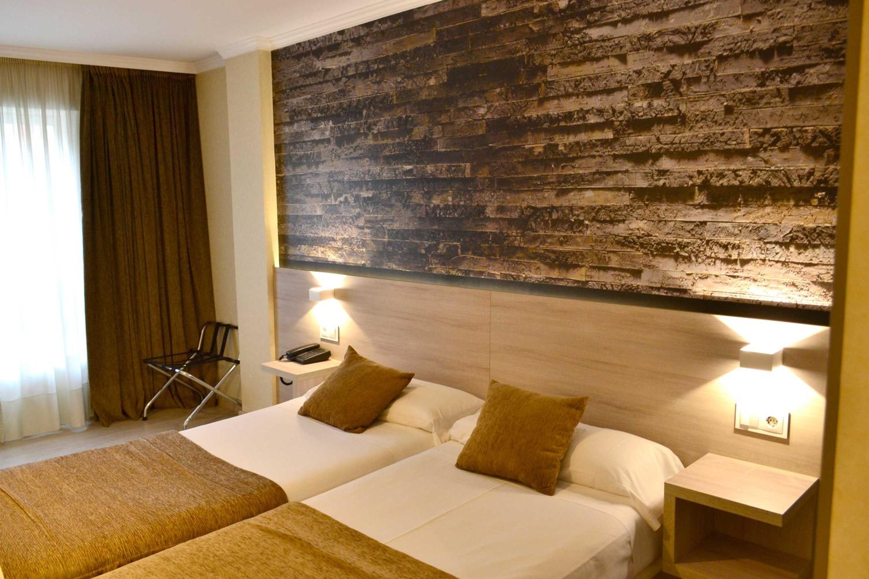 Superior Twin Room - Photo 11