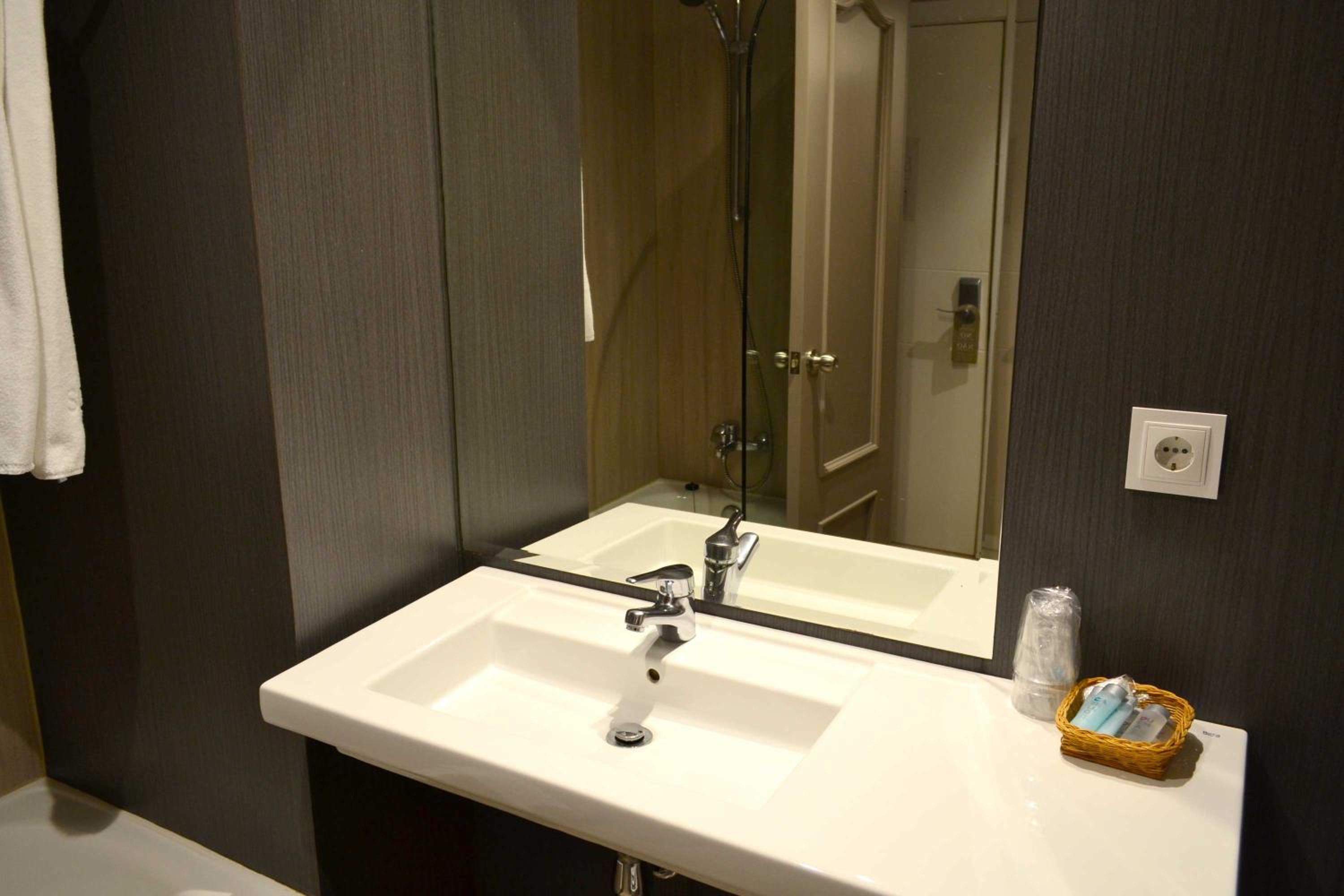Double or Twin Room - Photo 6