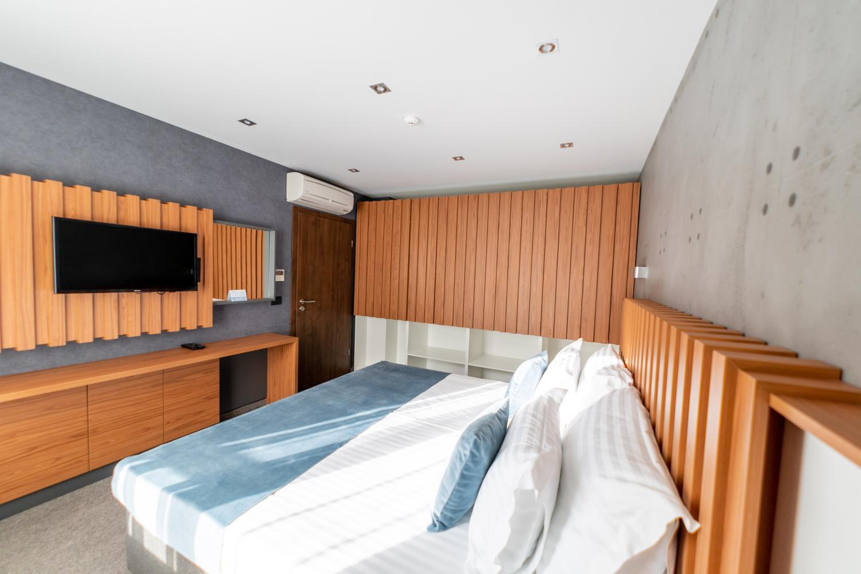 One-Bedroom Apartment - Photo 2