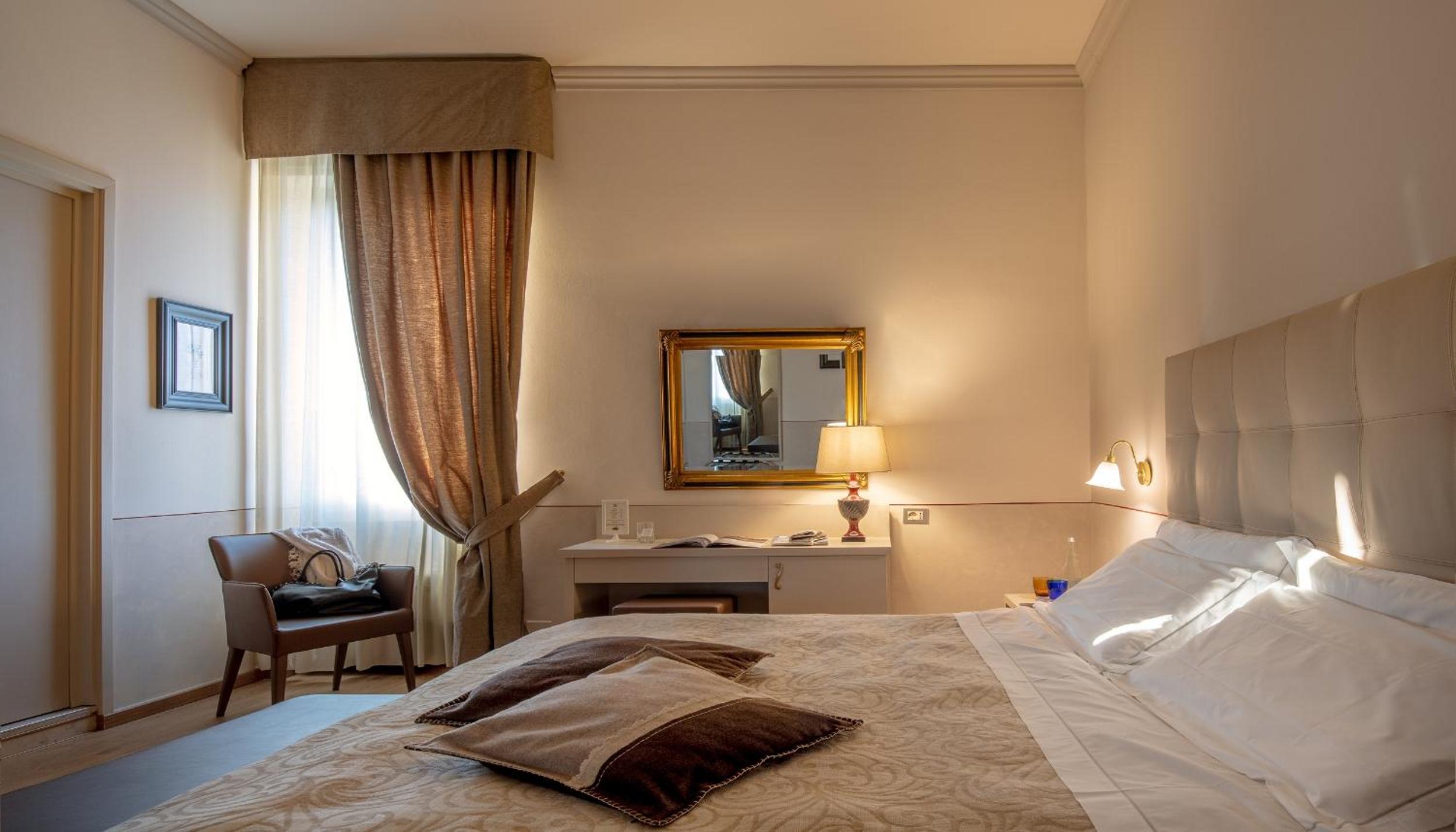 Standard Double or Twin Room - Photo 2