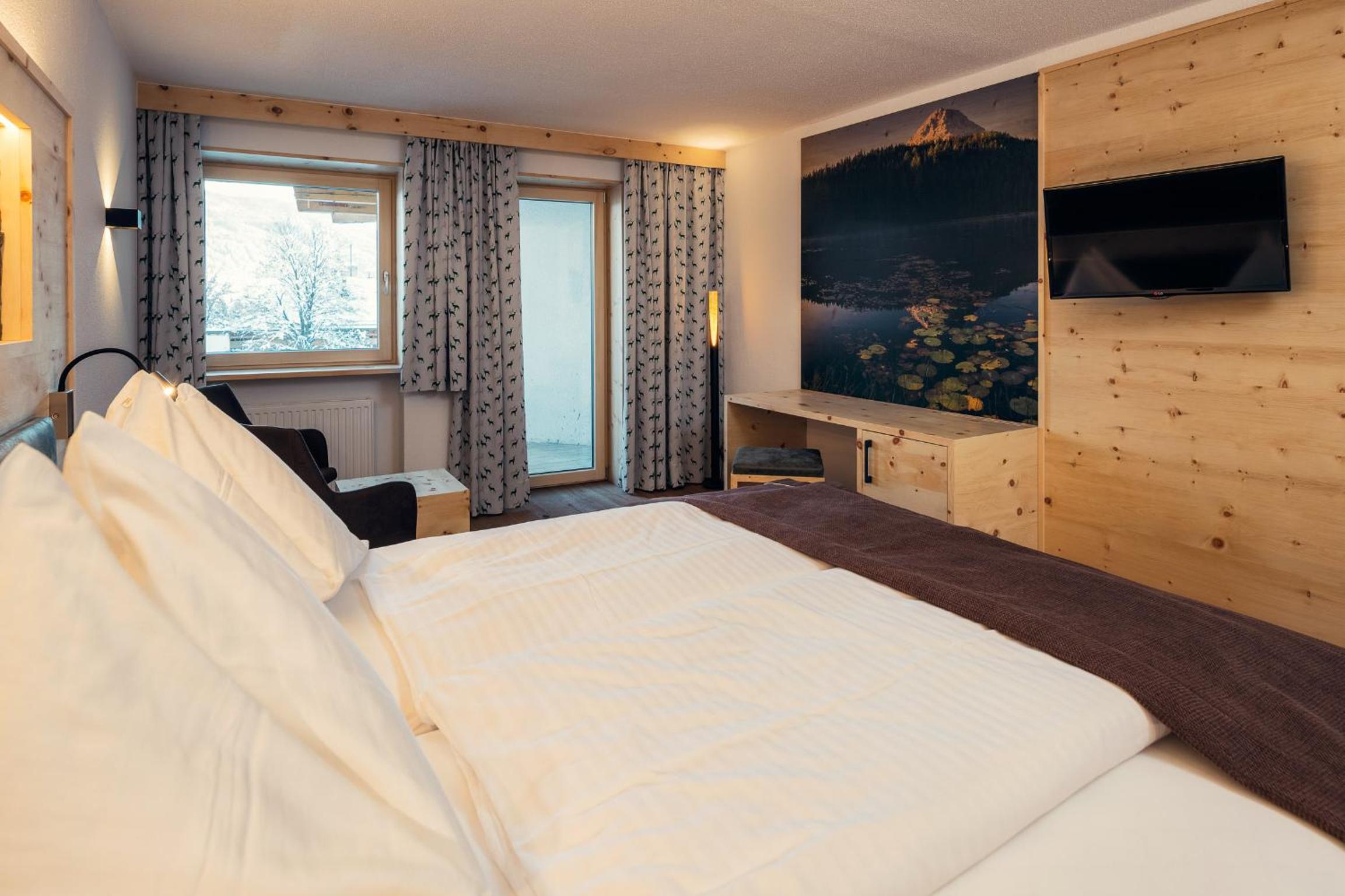 Deluxe Double Room with Balcony photo 1