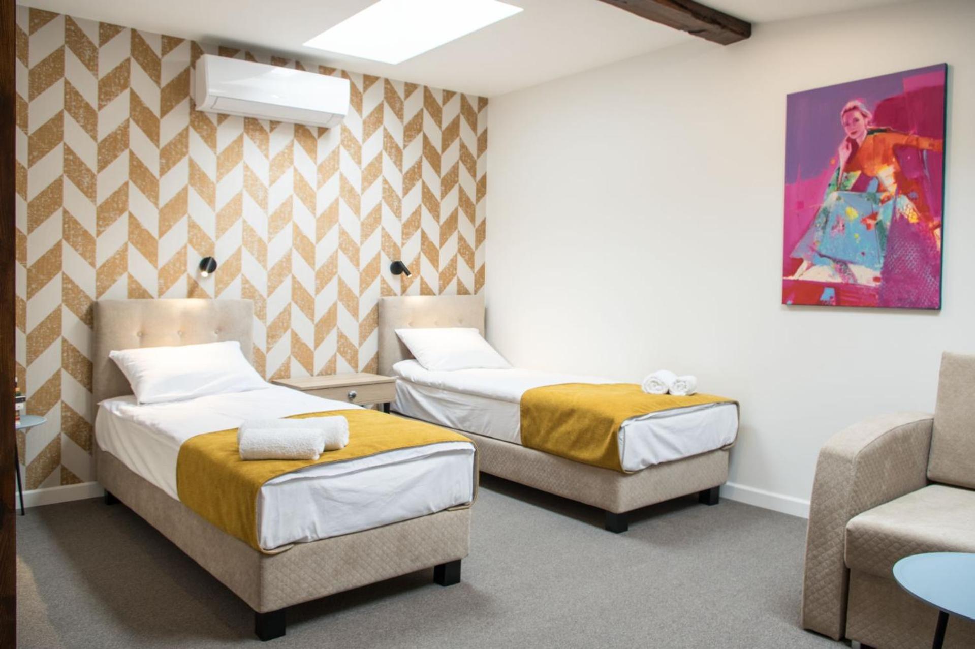 Standard Twin Room with Sofa - Photo 1