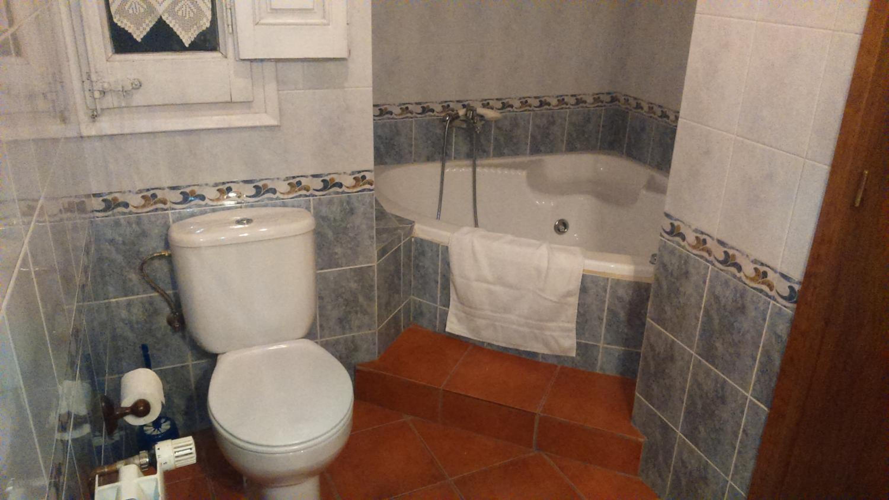 Double Room with Spa Bath - Photo 8