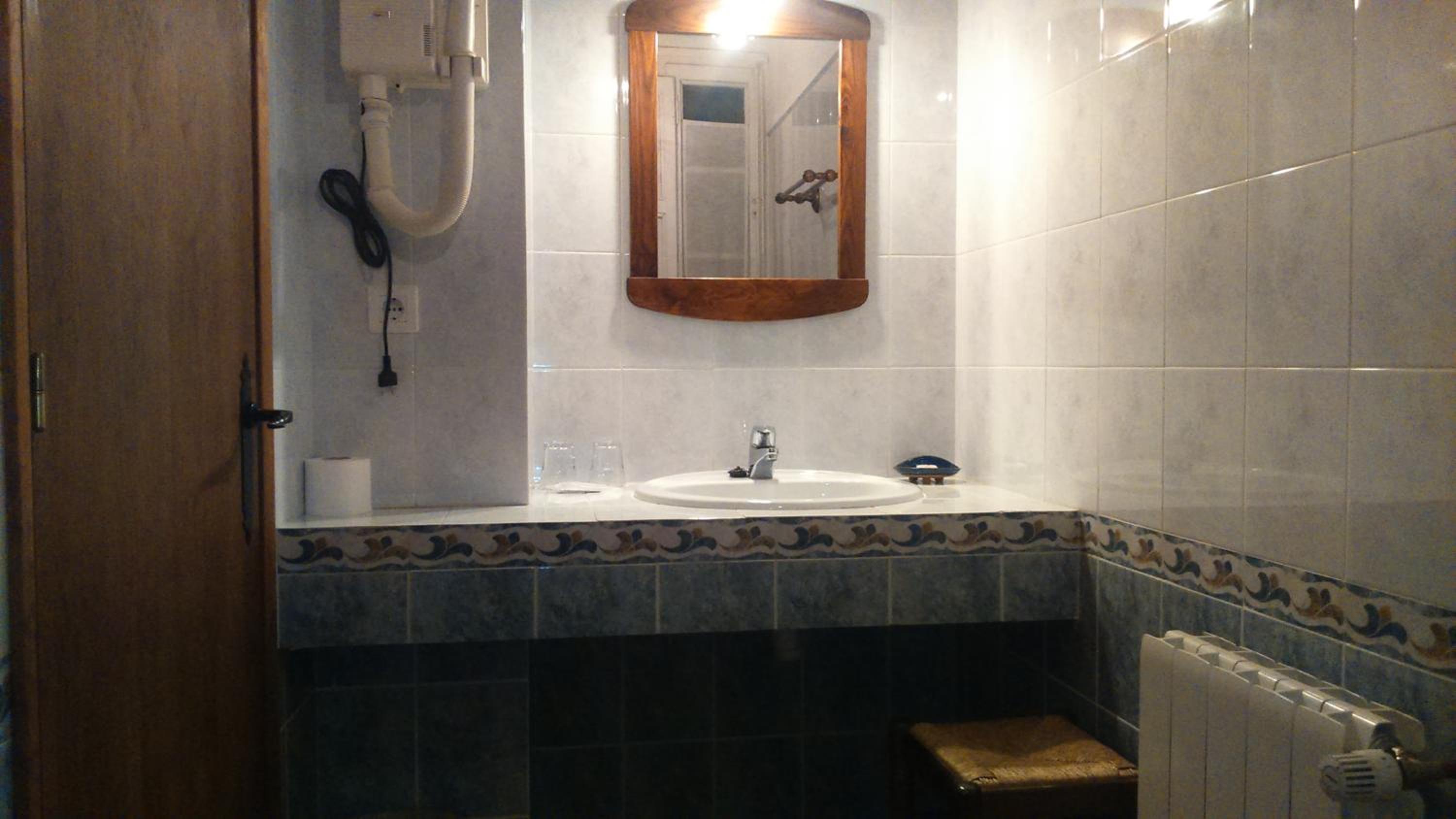 Double Room with Spa Bath - Photo 7